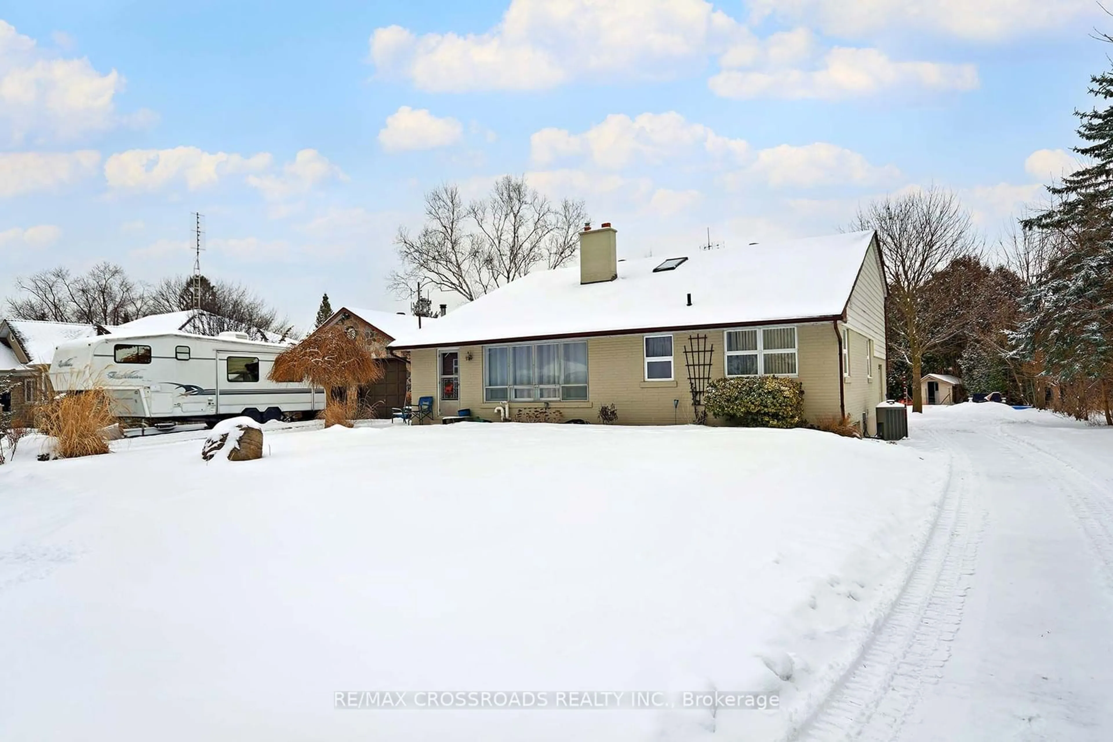 A pic from outside/outdoor area/front of a property/back of a property/a pic from drone, street for 1969 Southview Dr, Pickering Ontario L1V 1Y6