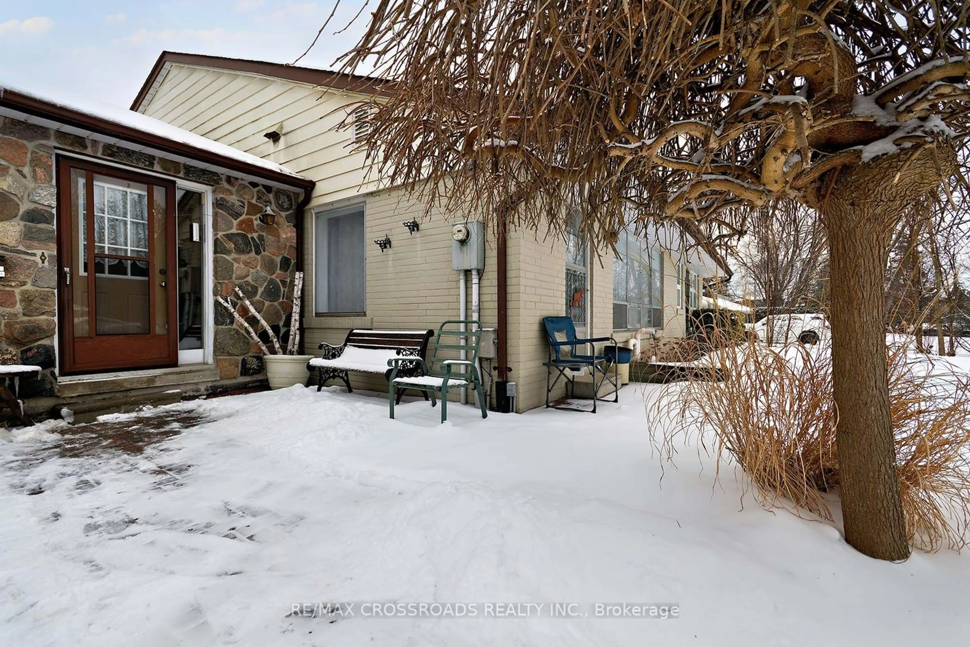 Patio, street for 1969 Southview Dr, Pickering Ontario L1V 1Y6