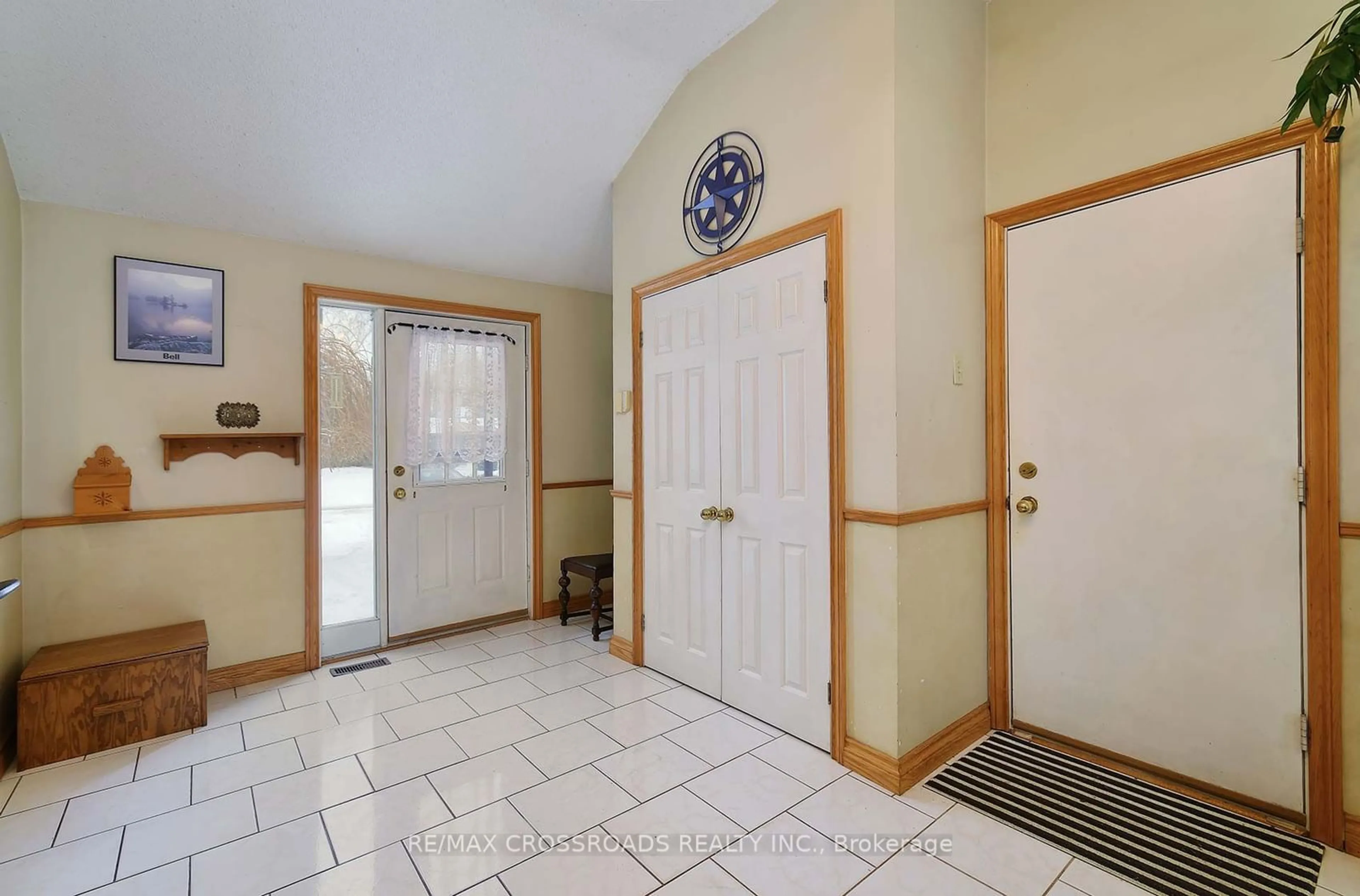 Indoor entryway for 1969 Southview Dr, Pickering Ontario L1V 1Y6