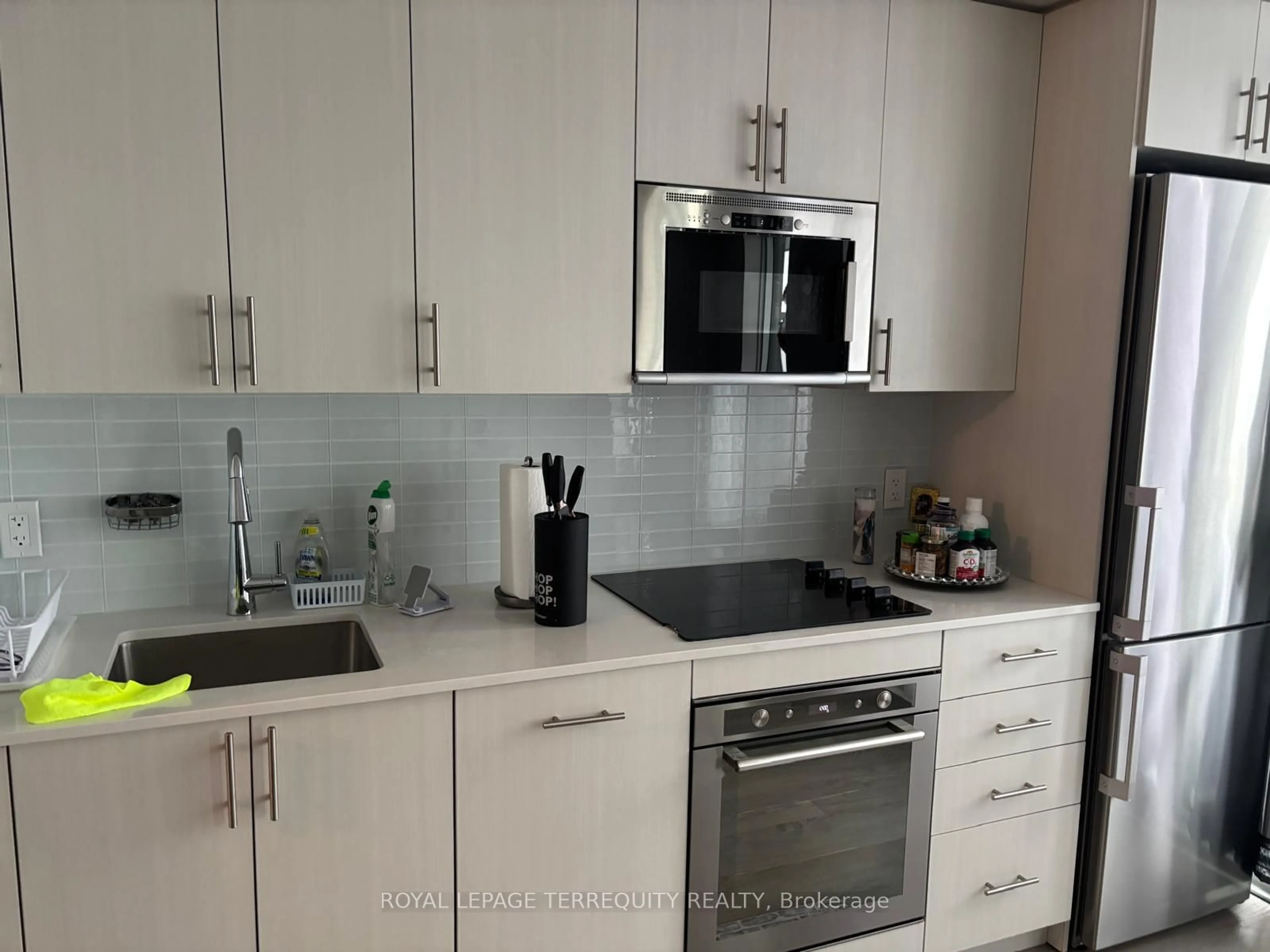 Standard kitchen, unknown for 2550 Simcoe St #2421, Oshawa Ontario L1L 0R5