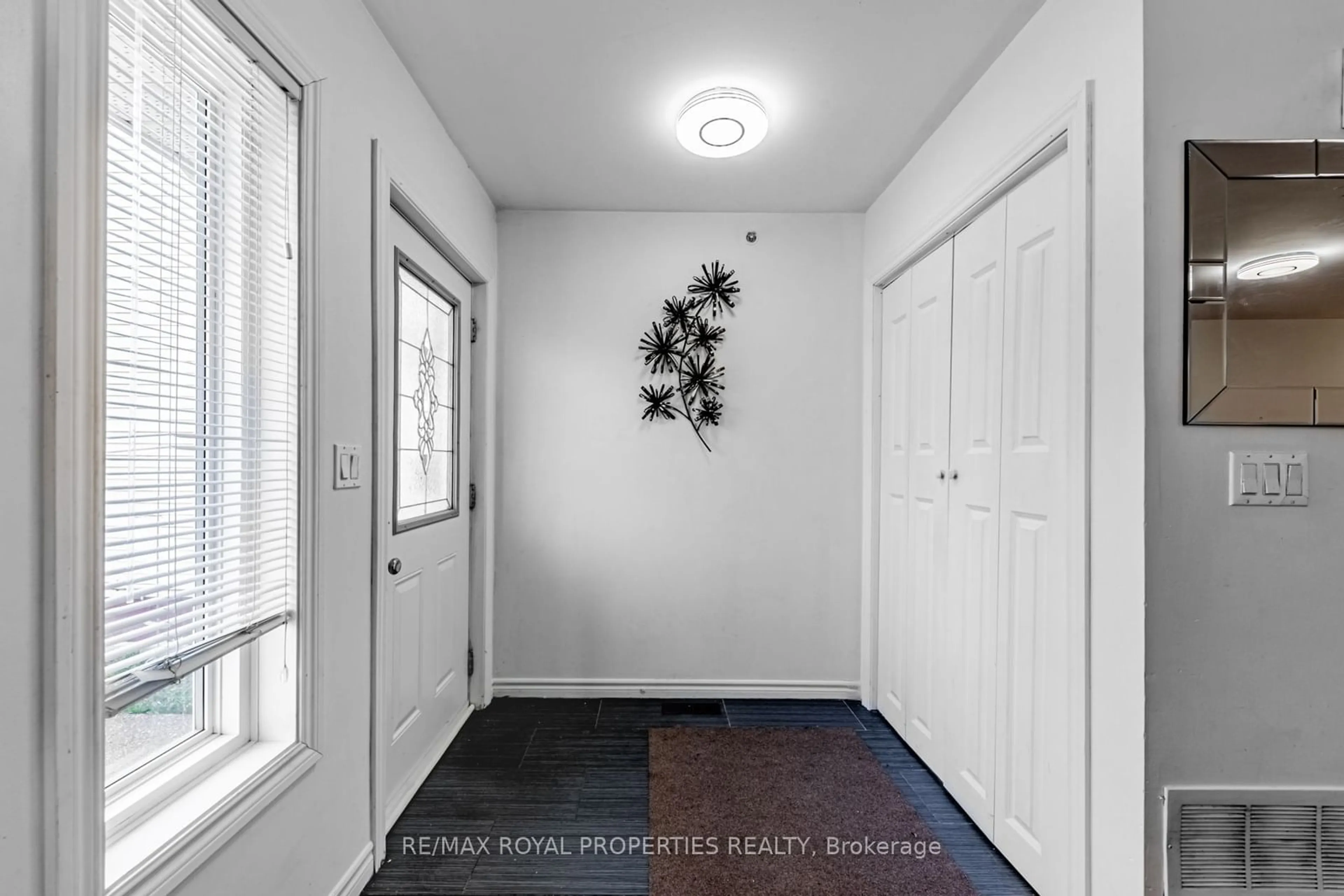 Indoor entryway for 32 St Dunstan Dr, Toronto Ontario M1L 2V3