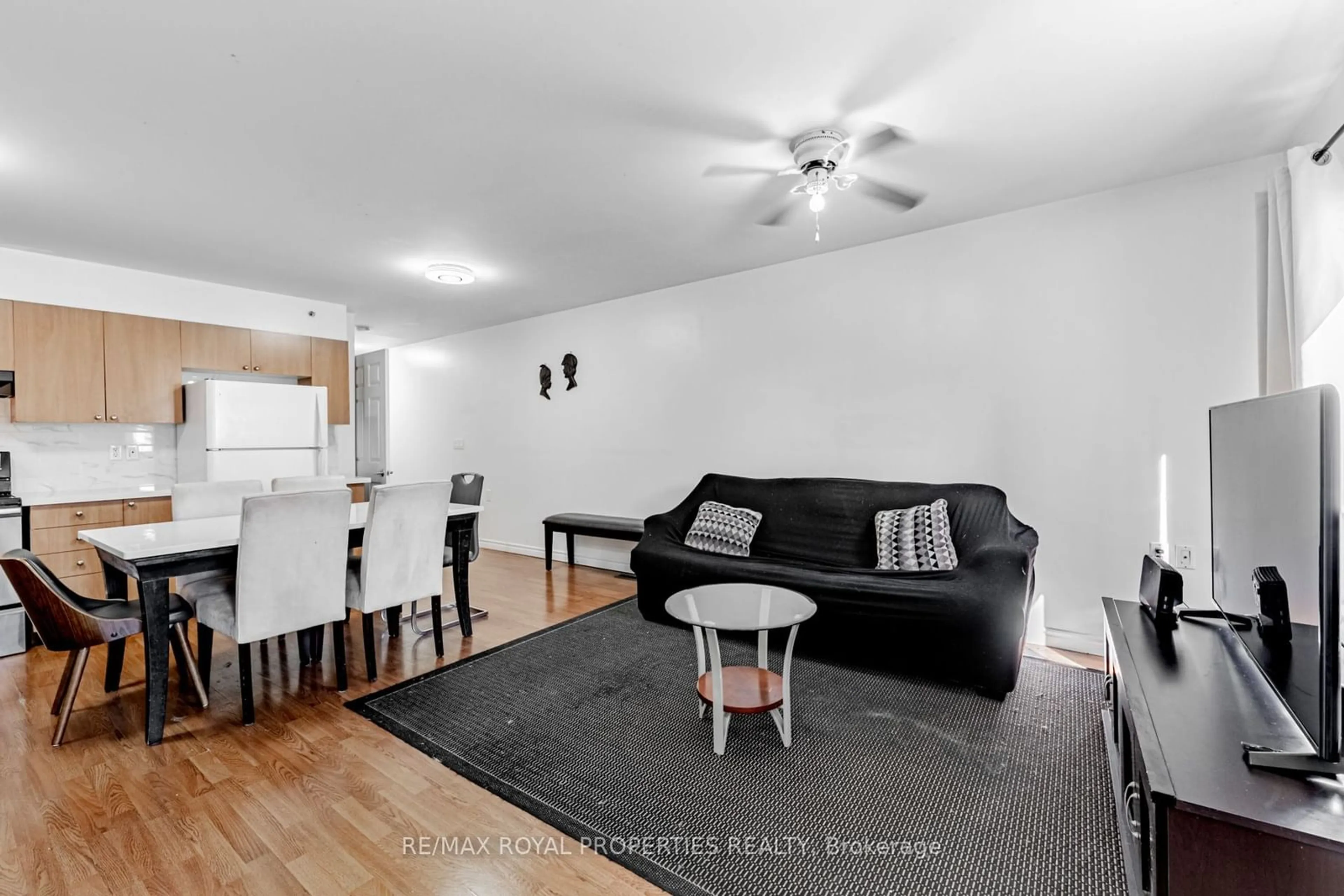 Living room with furniture, wood/laminate floor for 32 St Dunstan Dr, Toronto Ontario M1L 2V3