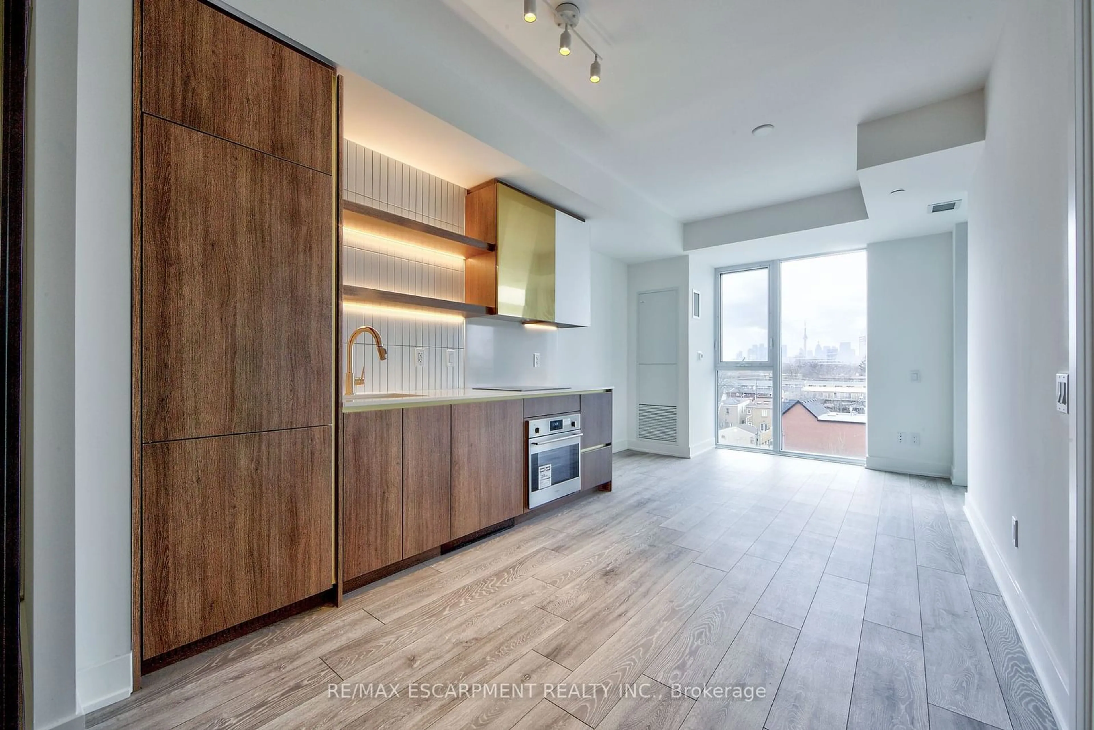 Open concept kitchen, wood/laminate floor for 1285 Queen St #514, Toronto Ontario M4L 1C2