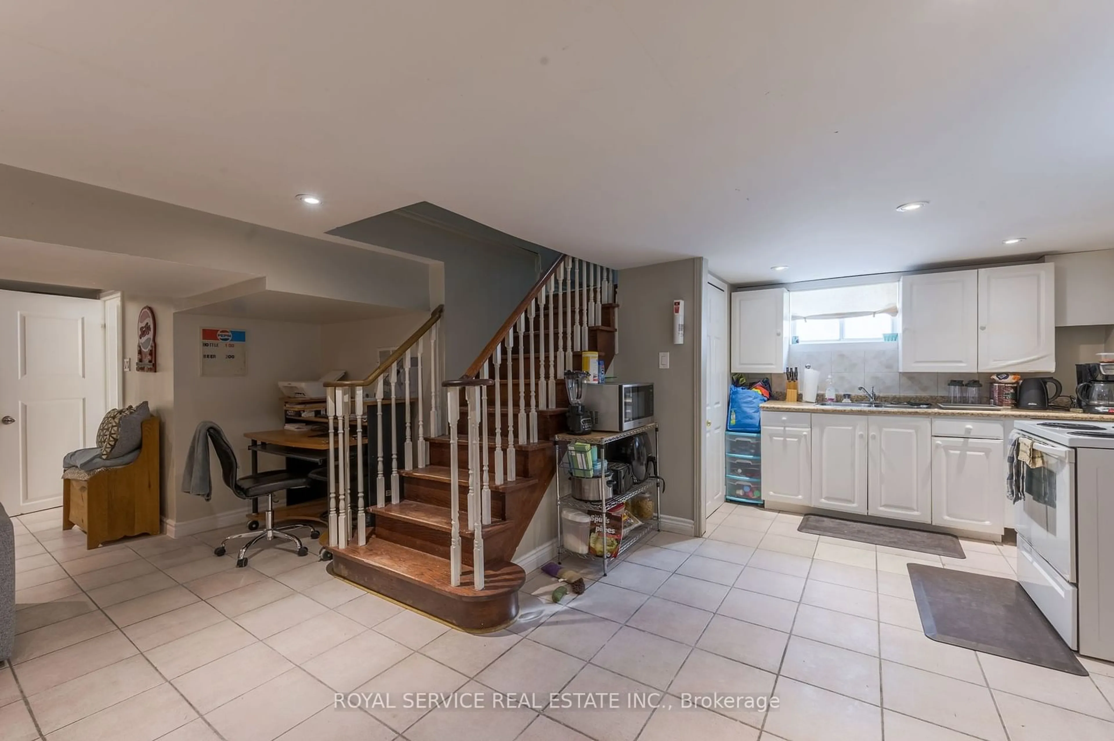 Indoor foyer for 1402 Simcoe St, Oshawa Ontario L1H 4M4