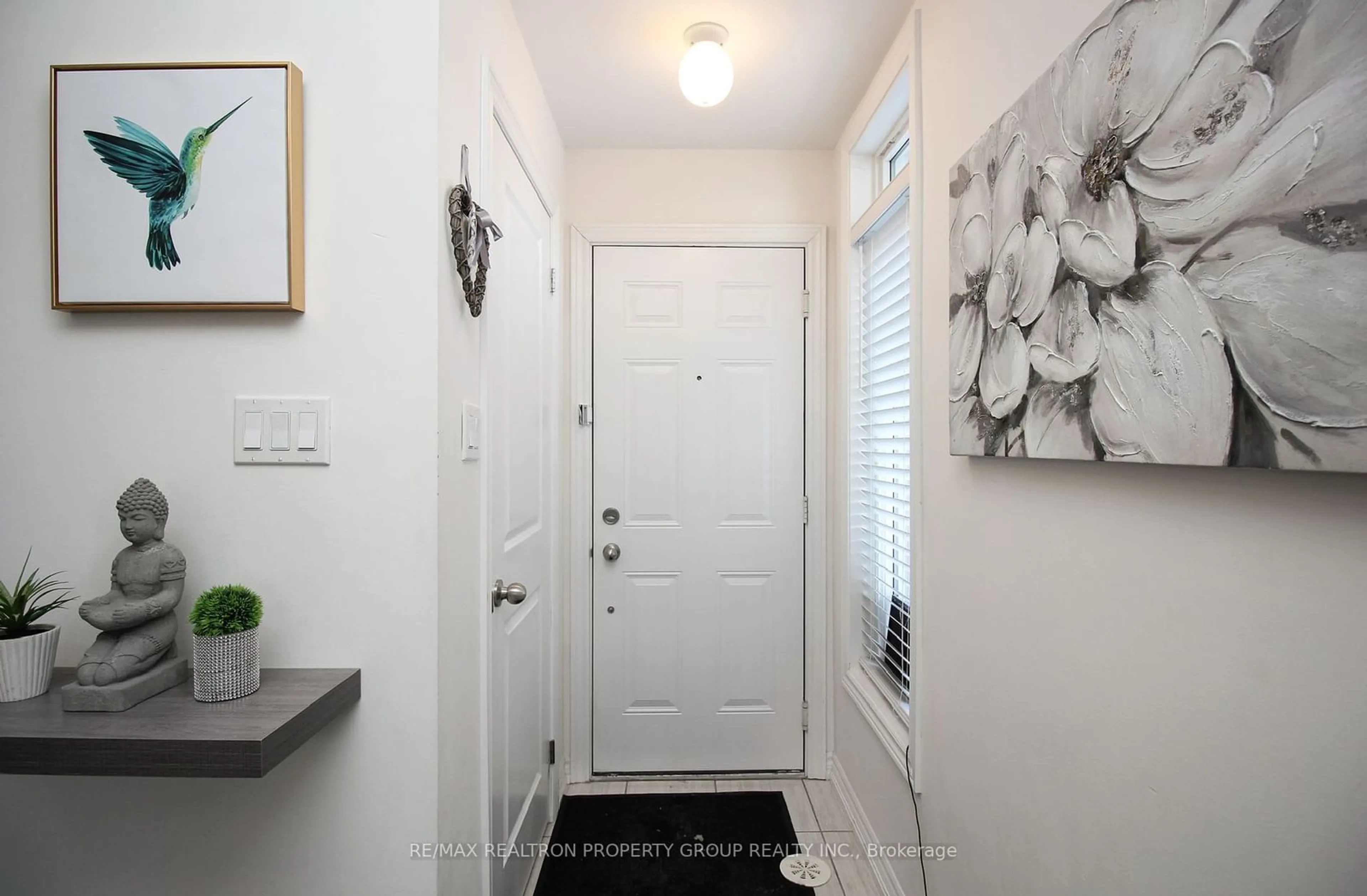 Indoor entryway for 2590 William Jackson Dr #10, Pickering Ontario L1X 0E5