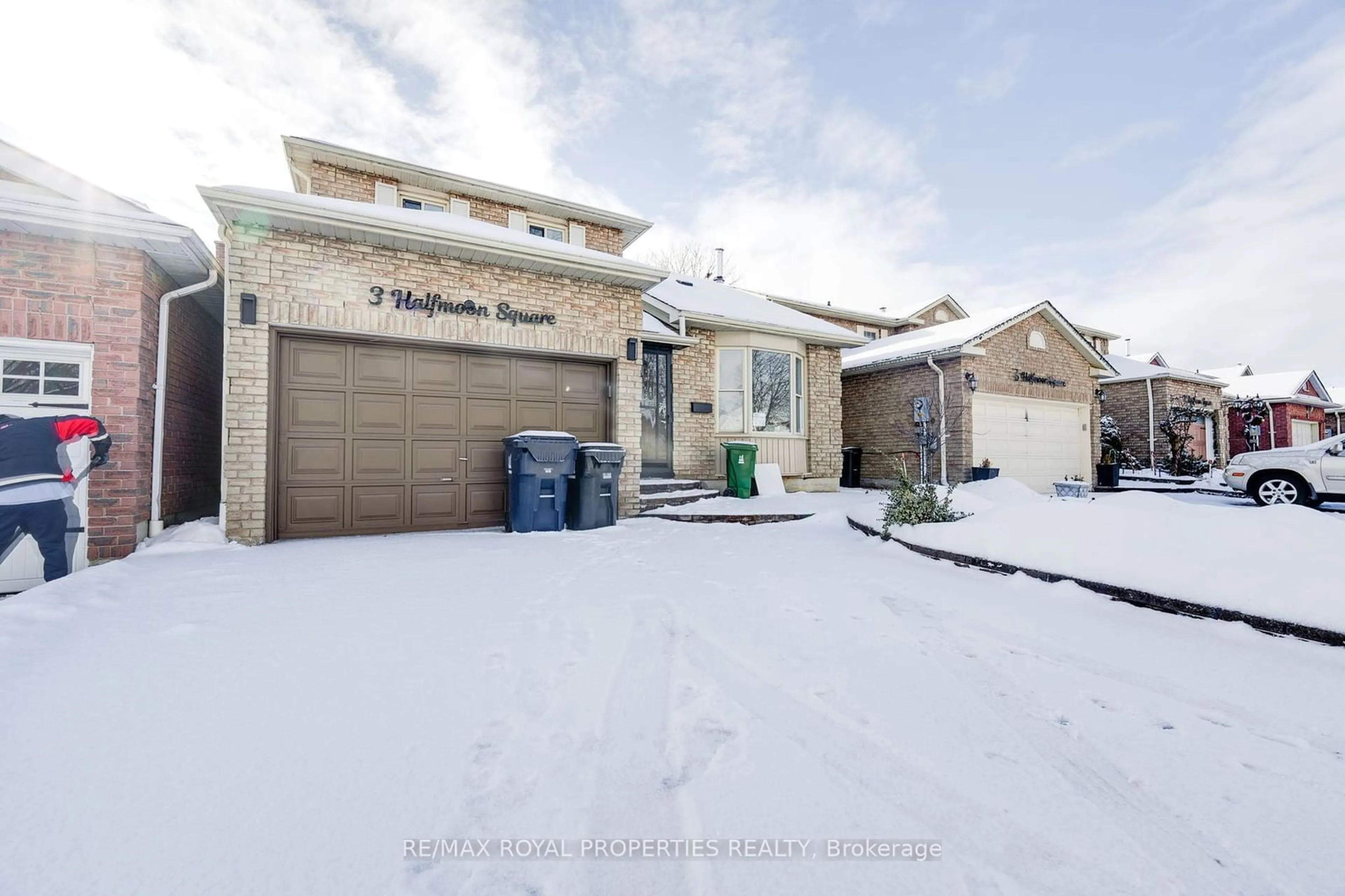 A pic from outside/outdoor area/front of a property/back of a property/a pic from drone, street for 3 Halfmoon Sq, Toronto Ontario M1C 3V4