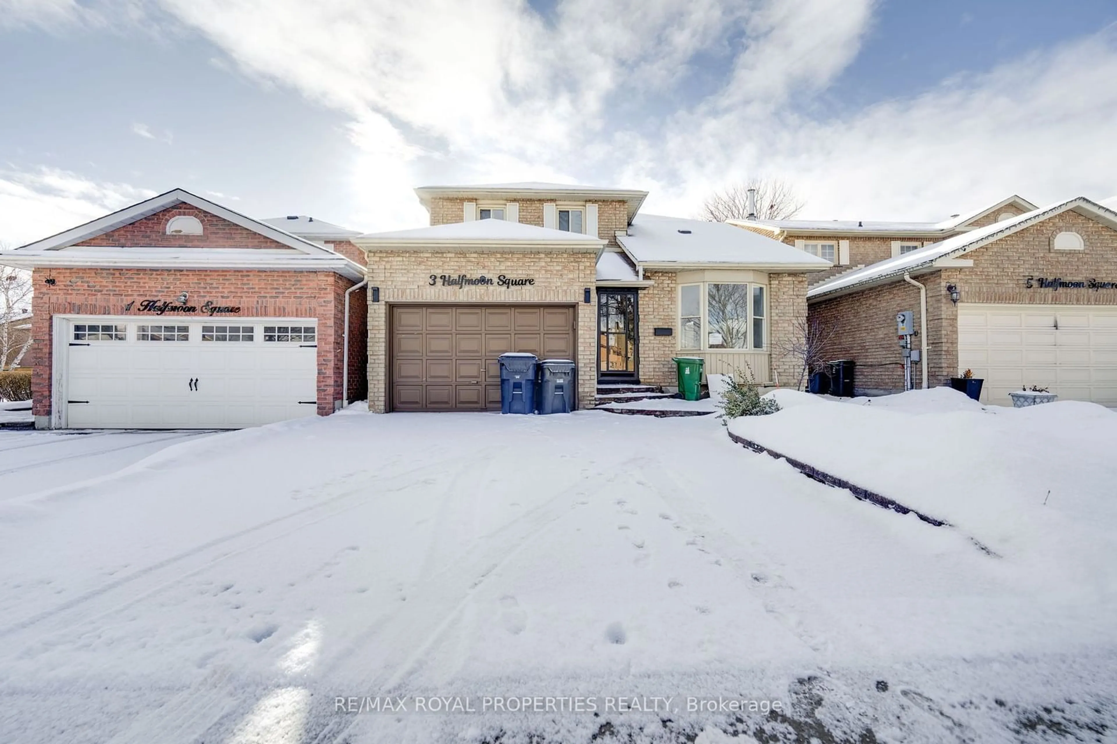 A pic from outside/outdoor area/front of a property/back of a property/a pic from drone, street for 3 Halfmoon Sq, Toronto Ontario M1C 3V4