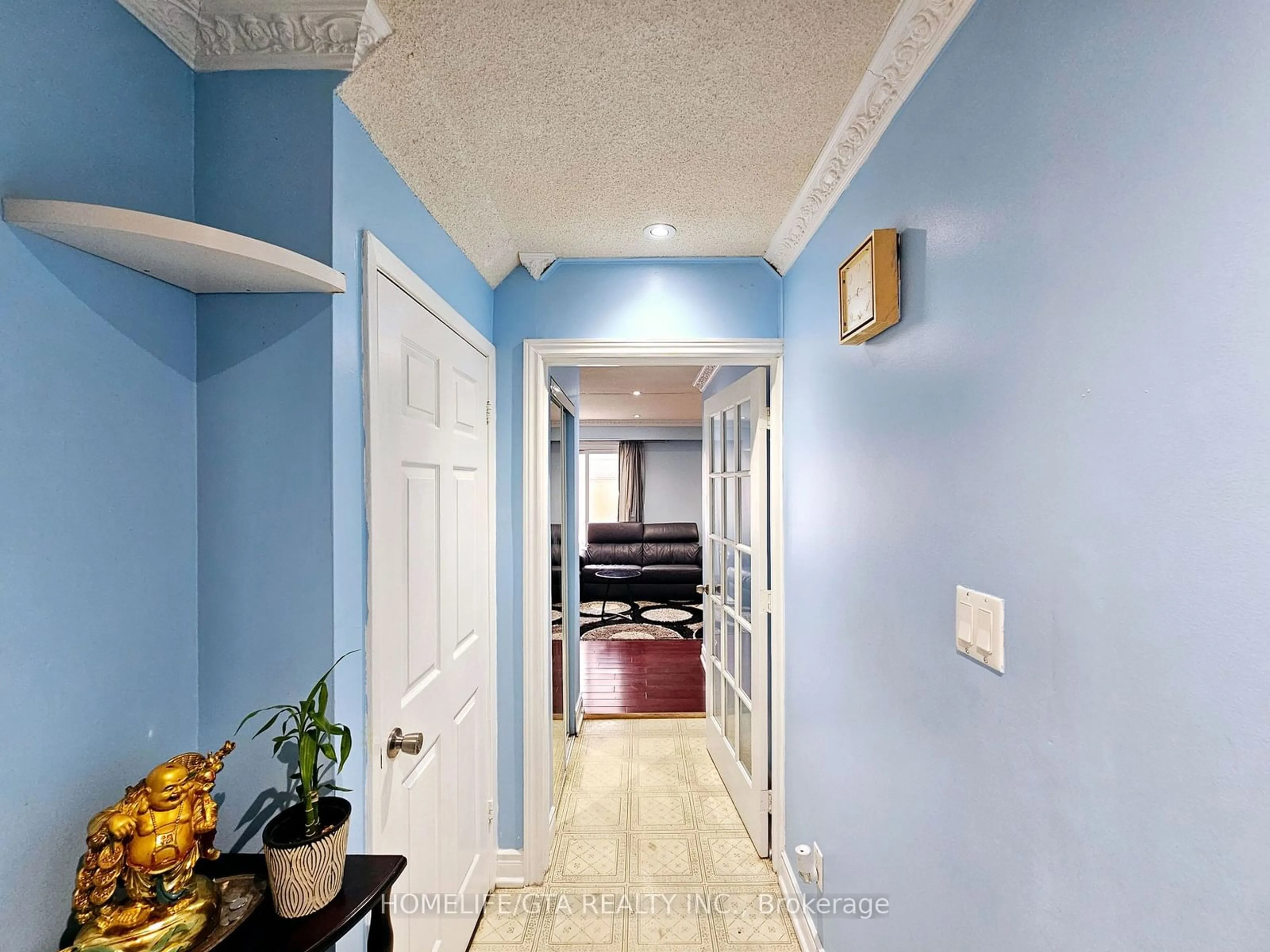 Indoor foyer for 24 Bradstone Sq, Toronto Ontario M1B 1W2