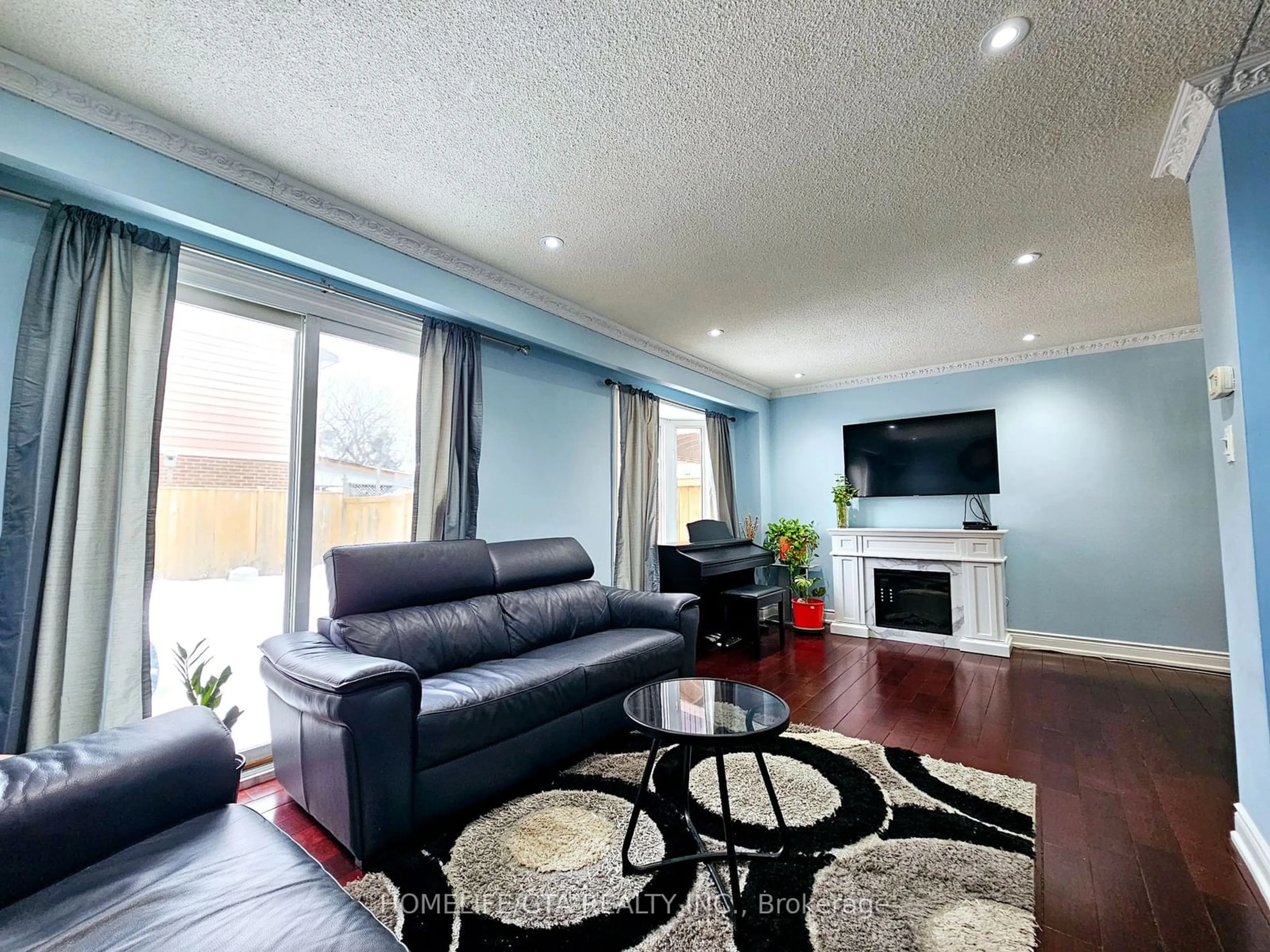 Living room with furniture, wood/laminate floor for 24 Bradstone Sq, Toronto Ontario M1B 1W2