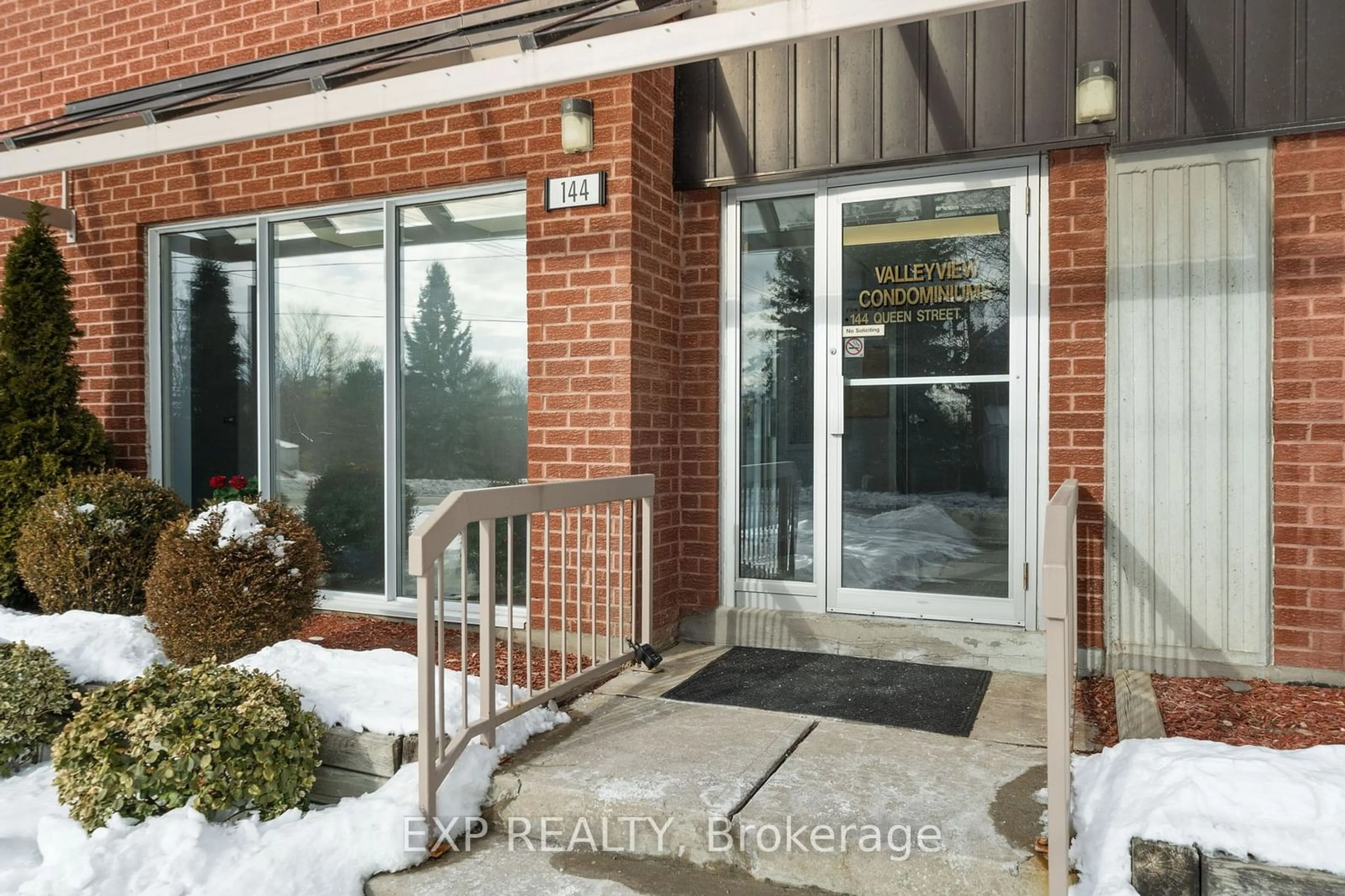 Indoor entryway for 144 Queen St #302, Clarington Ontario L1C 1M9