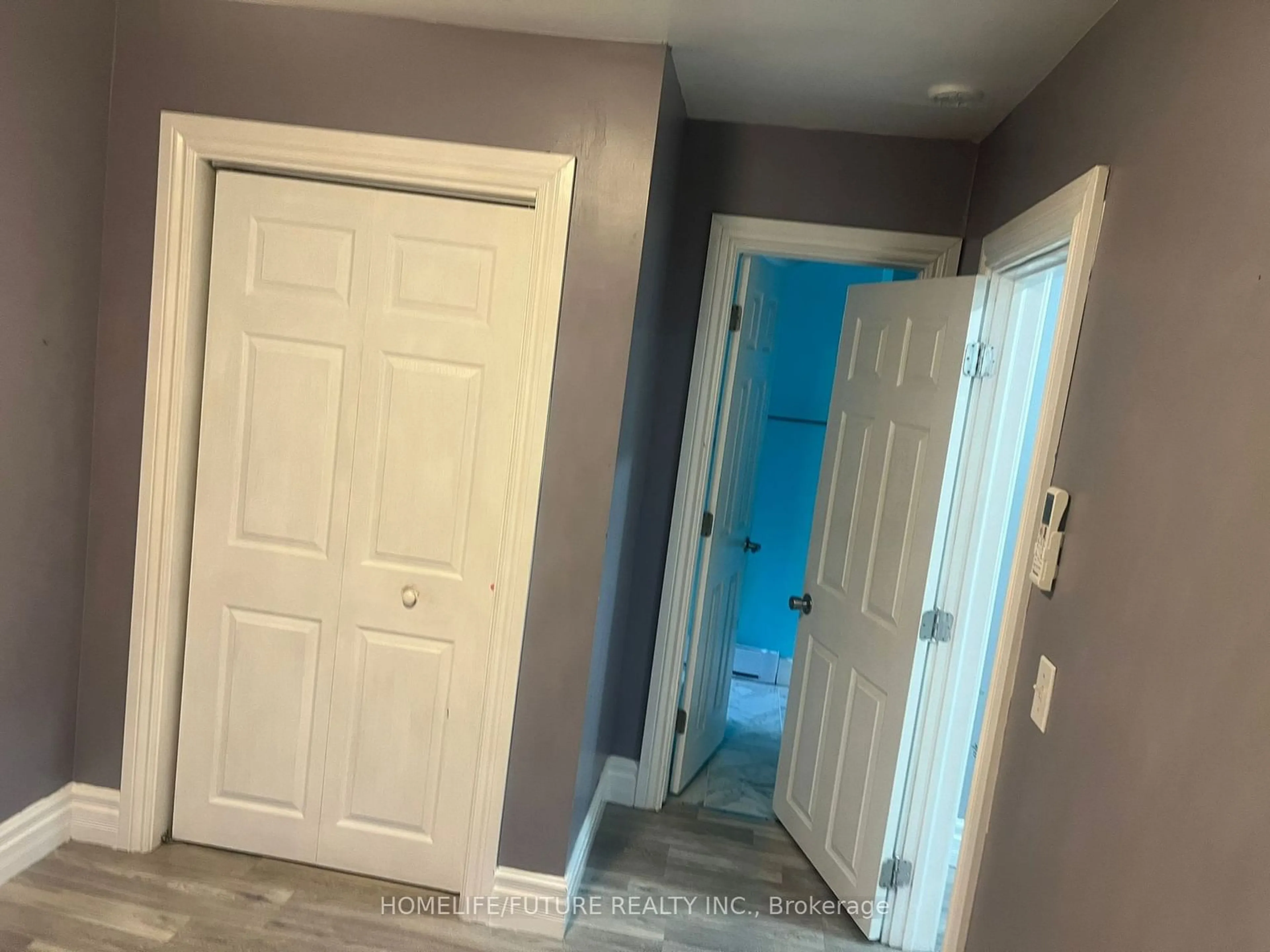 Indoor entryway for 218 Oshawa Blvd, Oshawa Ontario L1H 5R7