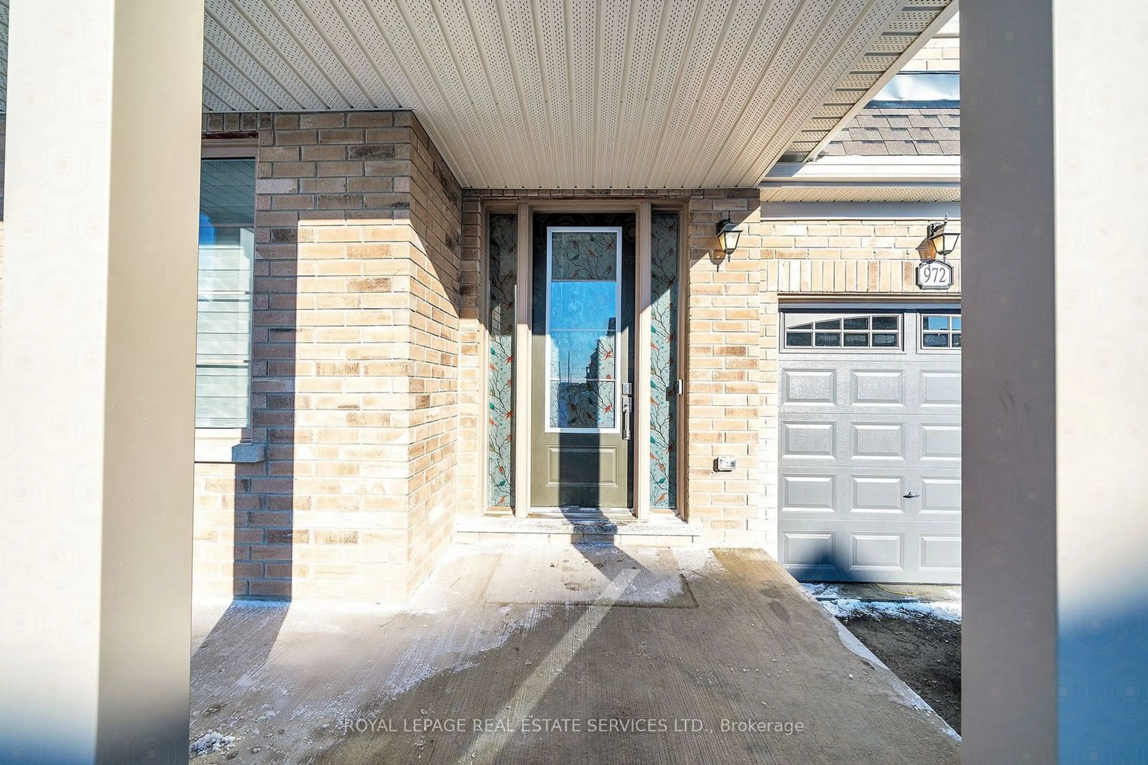 Indoor entryway for 972 Andrew Murdoch St, Oshawa Ontario L1H 7K5