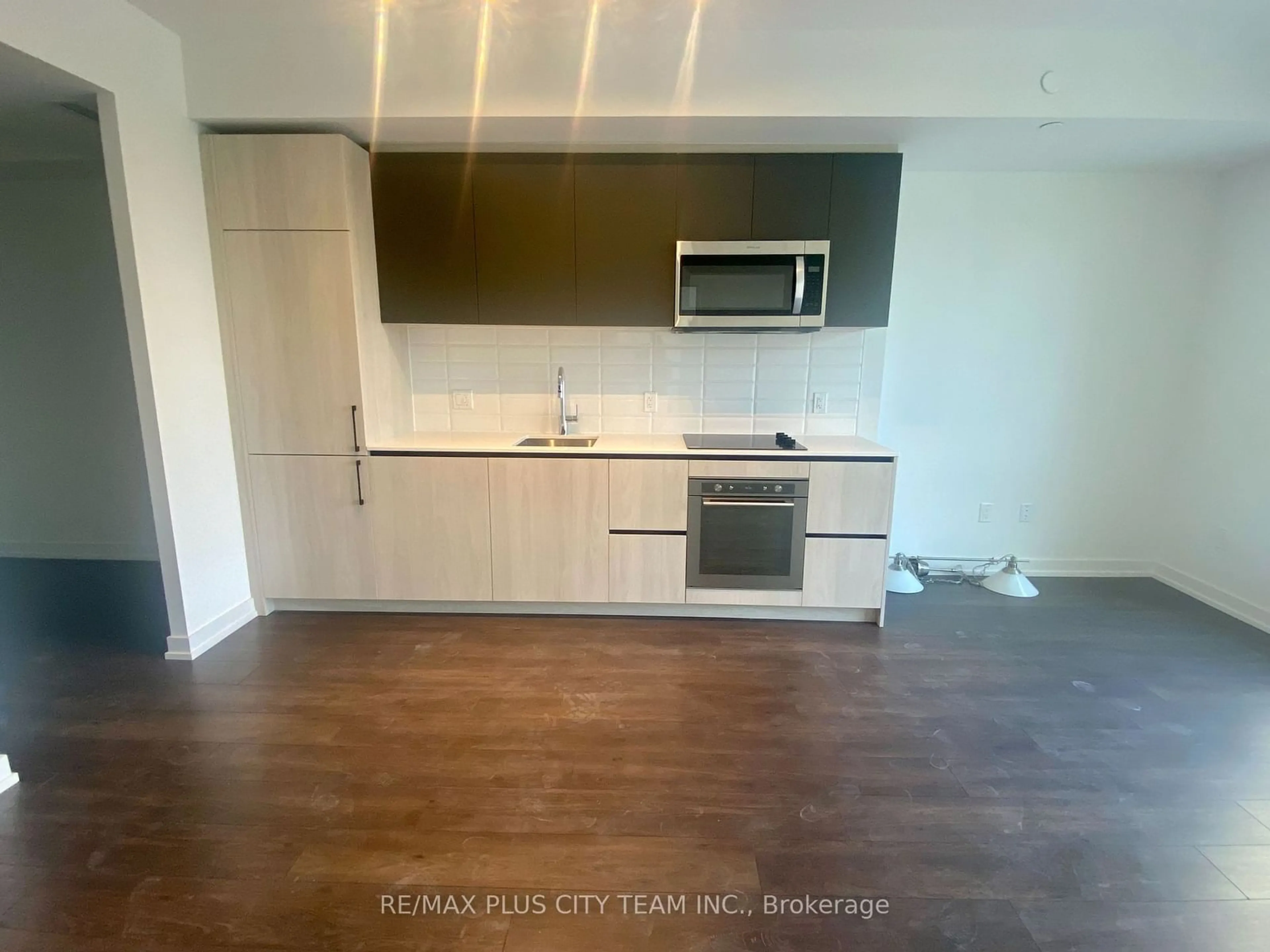 Standard kitchen, wood/laminate floor for 150 Logan Ave #617, Toronto Ontario M4M 0E4