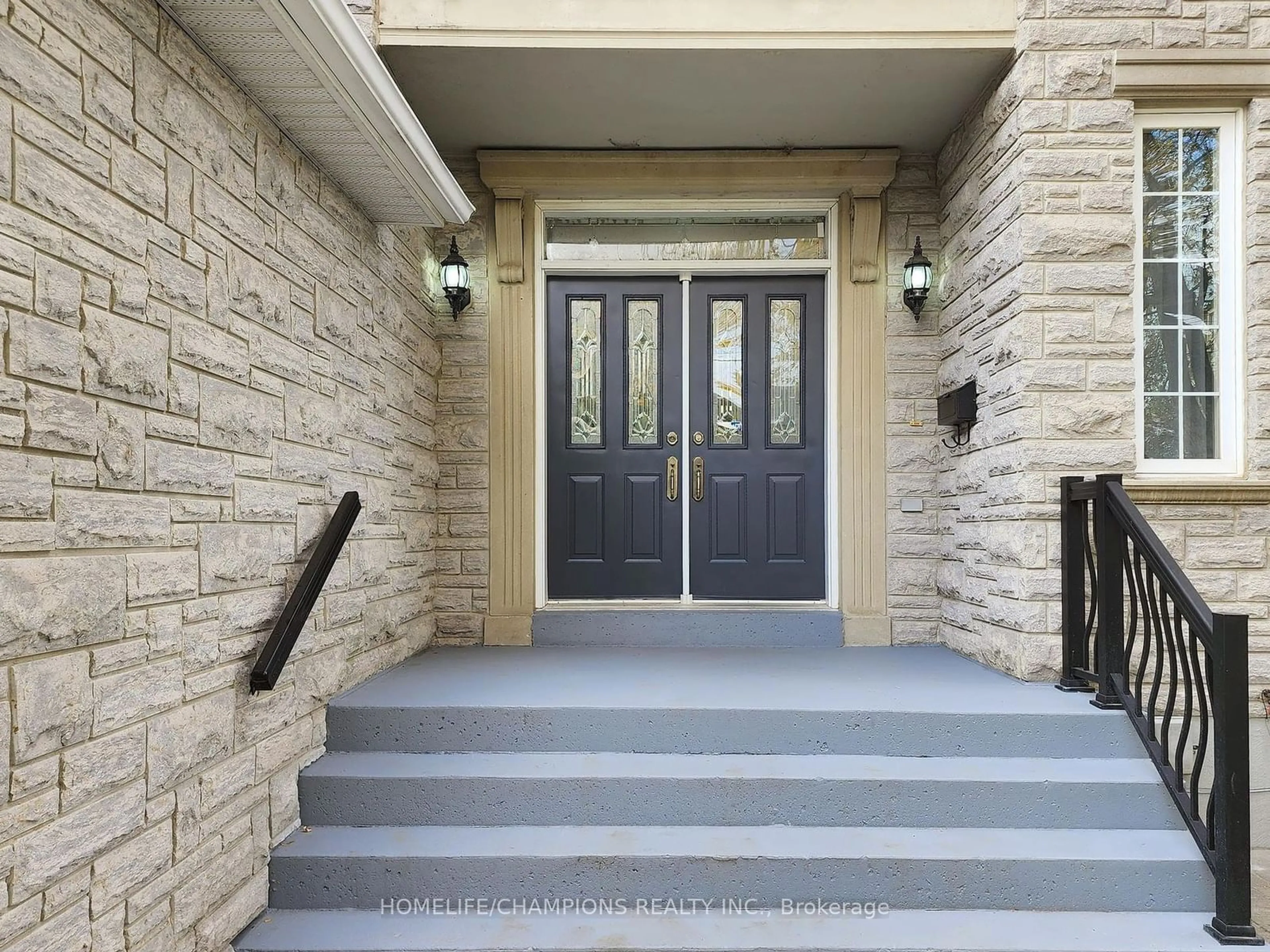 Indoor entryway for 896 Kennedy Rd, Toronto Ontario M1K 2E8