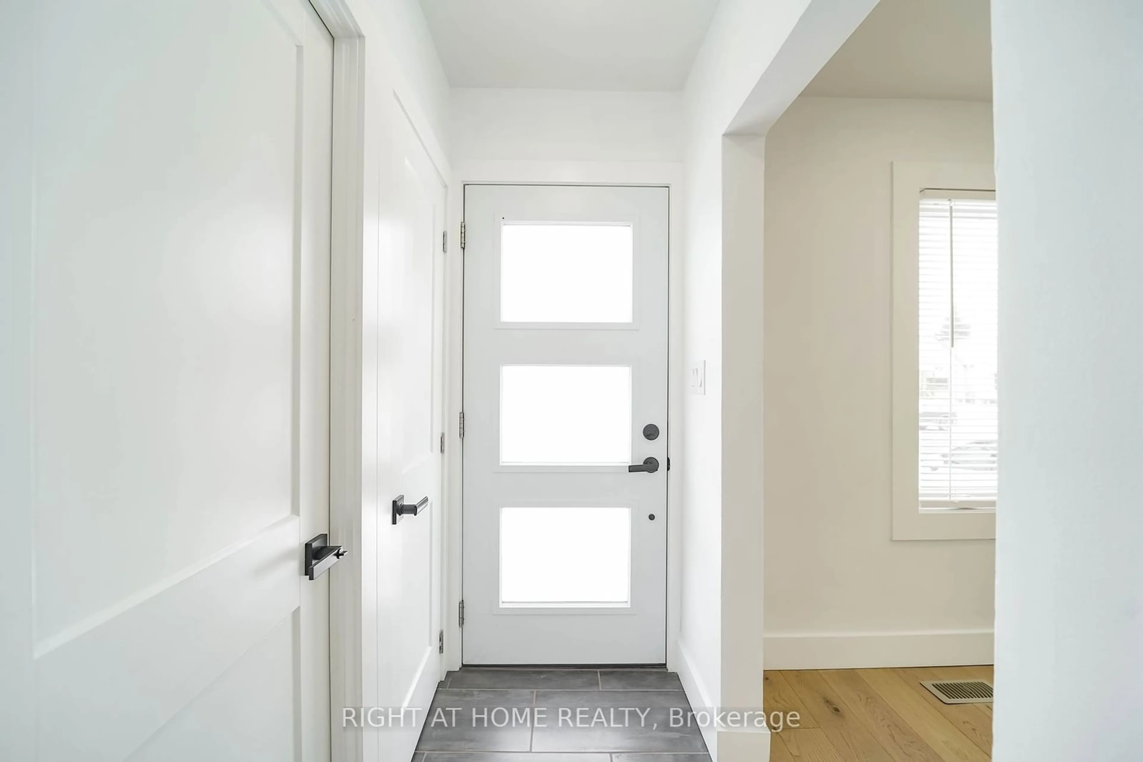 Indoor entryway for 1380 Woodbine Ave, Toronto Ontario M4C 4G5