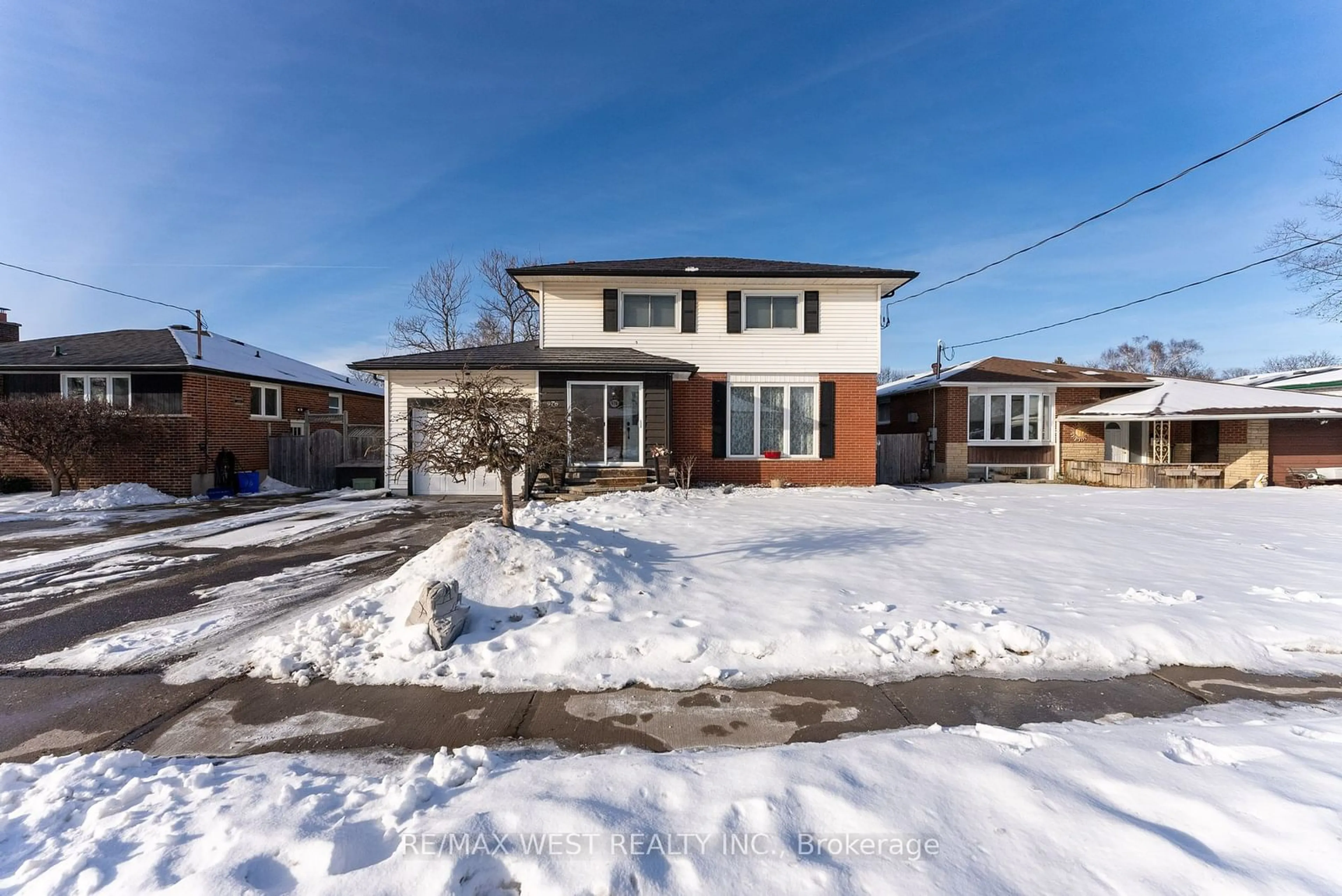 A pic from outside/outdoor area/front of a property/back of a property/a pic from drone, street for 976 Olive Ave, Oshawa Ontario L1H 2S9