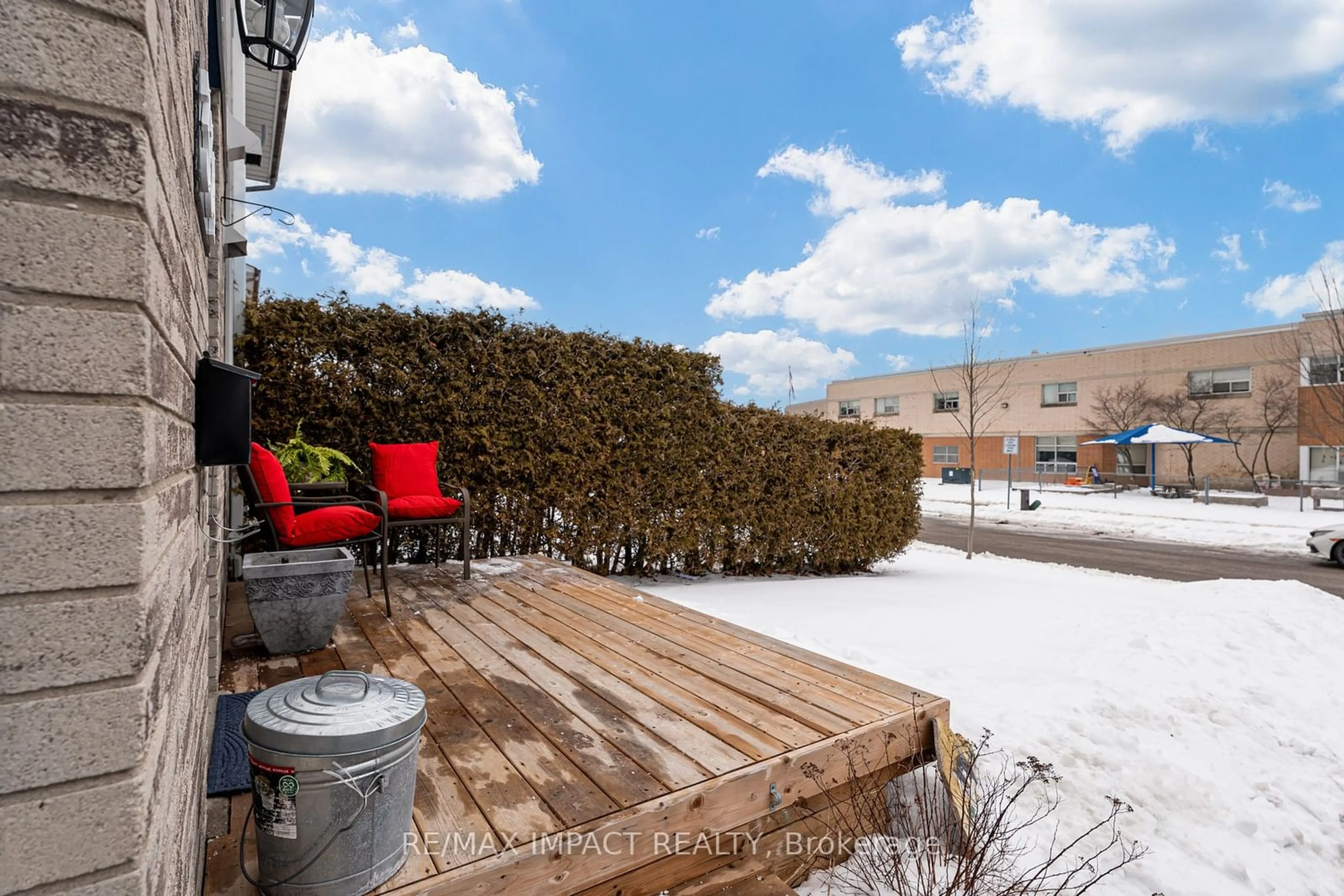 Patio, street for 334 Chaleur Ave, Oshawa Ontario L1J 6N6