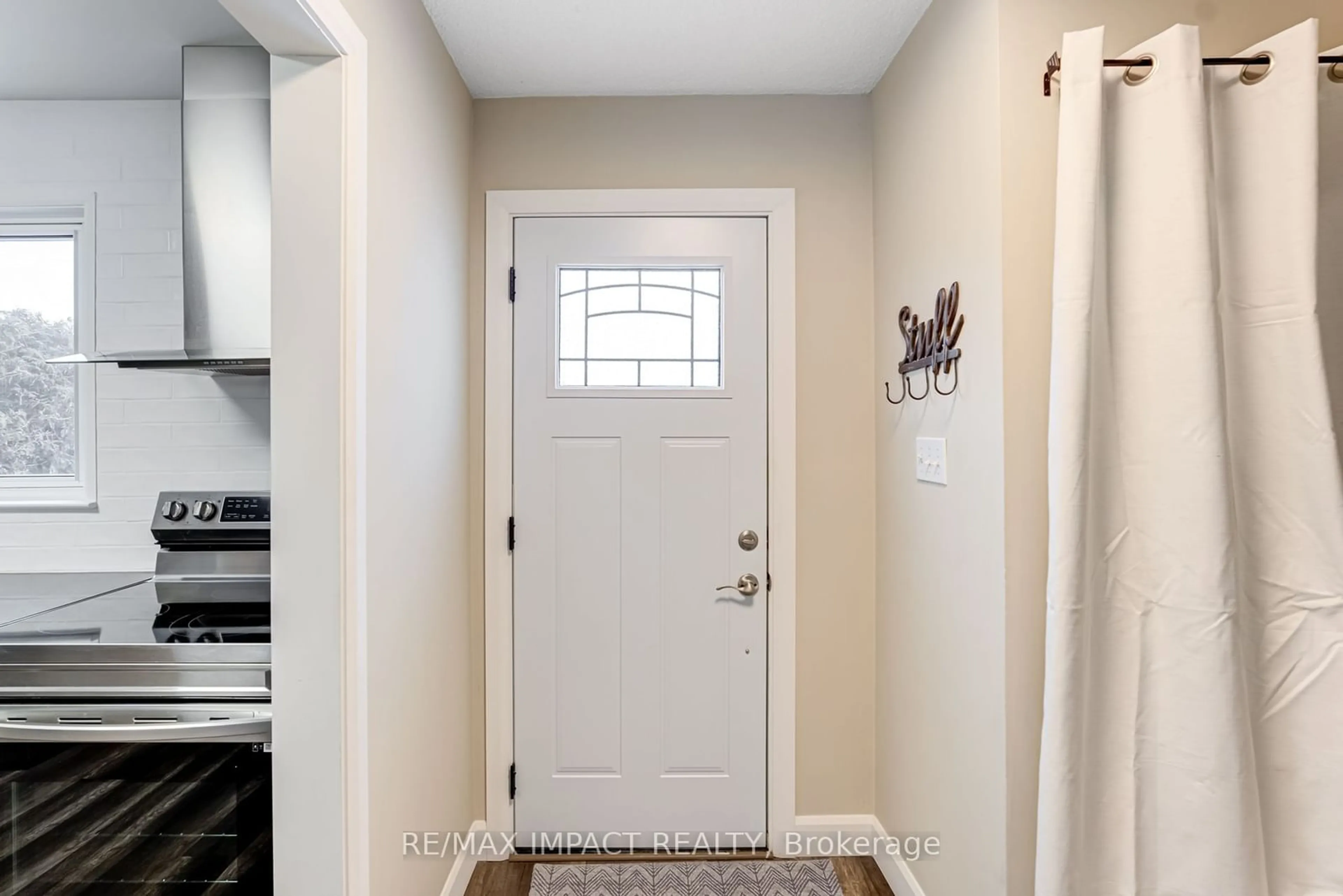 Indoor entryway for 334 Chaleur Ave, Oshawa Ontario L1J 6N6