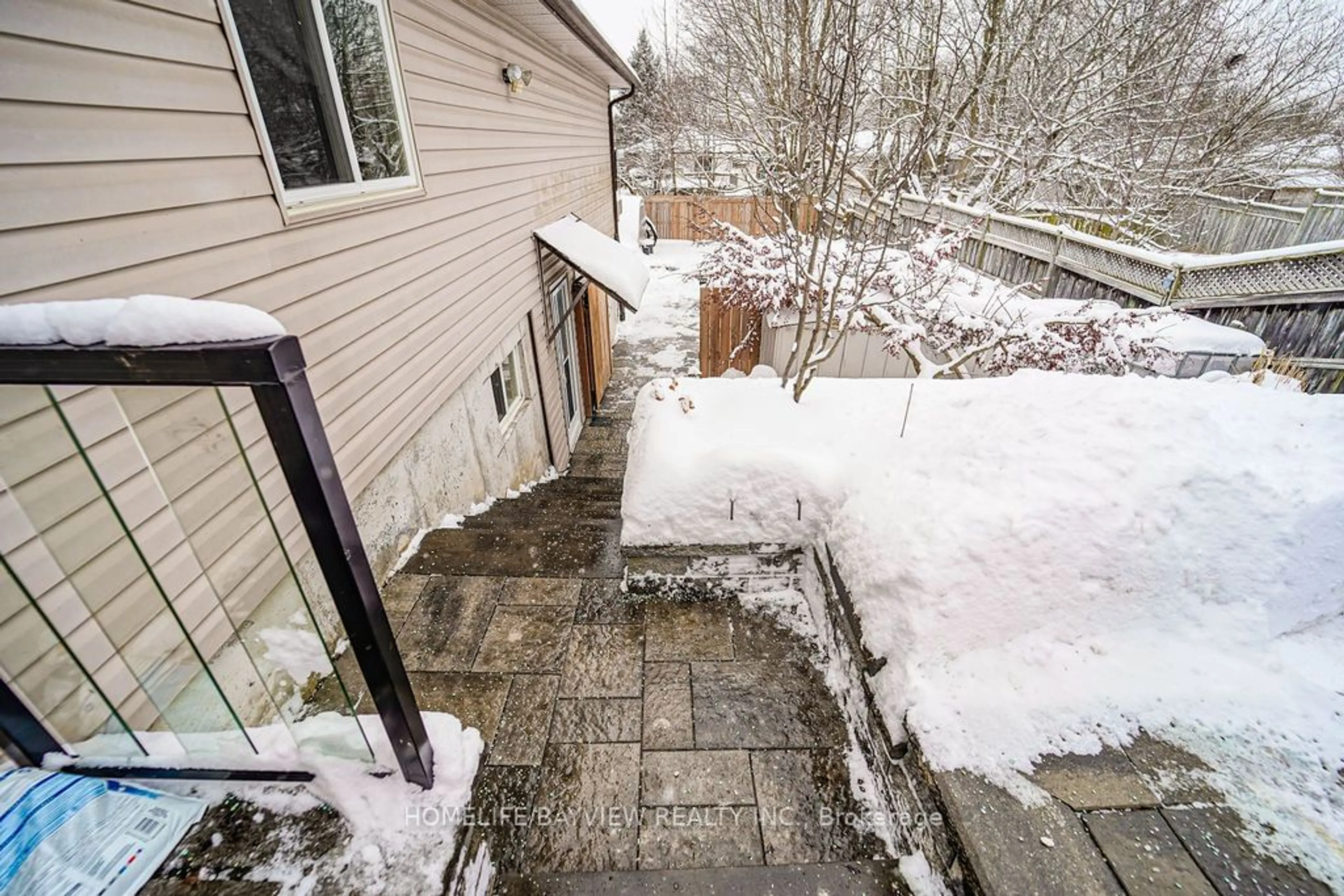 Patio, street for 718 Grandview Dr, Oshawa Ontario L1H 7W2