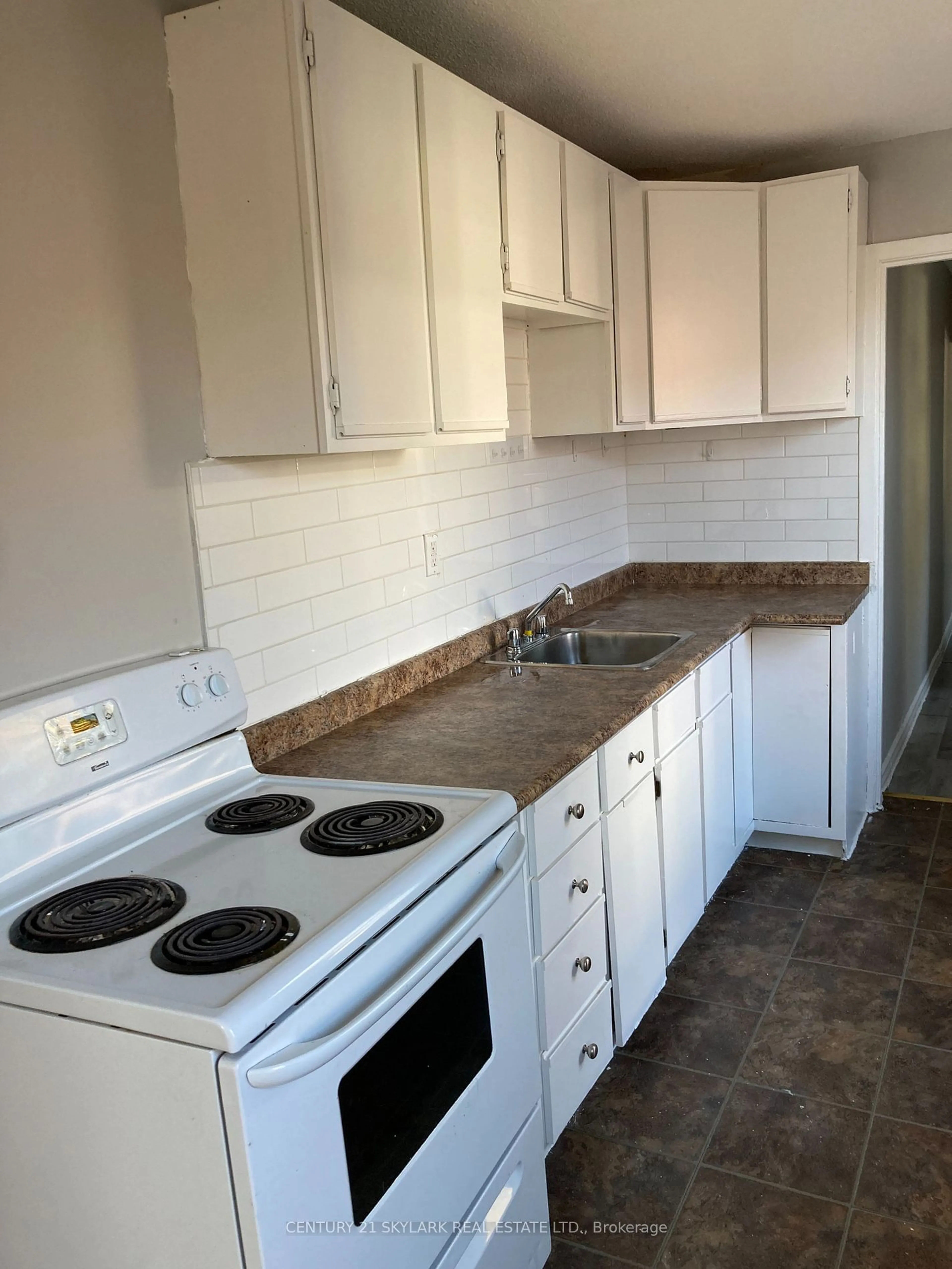 Standard kitchen, ceramic/tile floor for 316 Albert St, Oshawa Ontario L1H 4R8