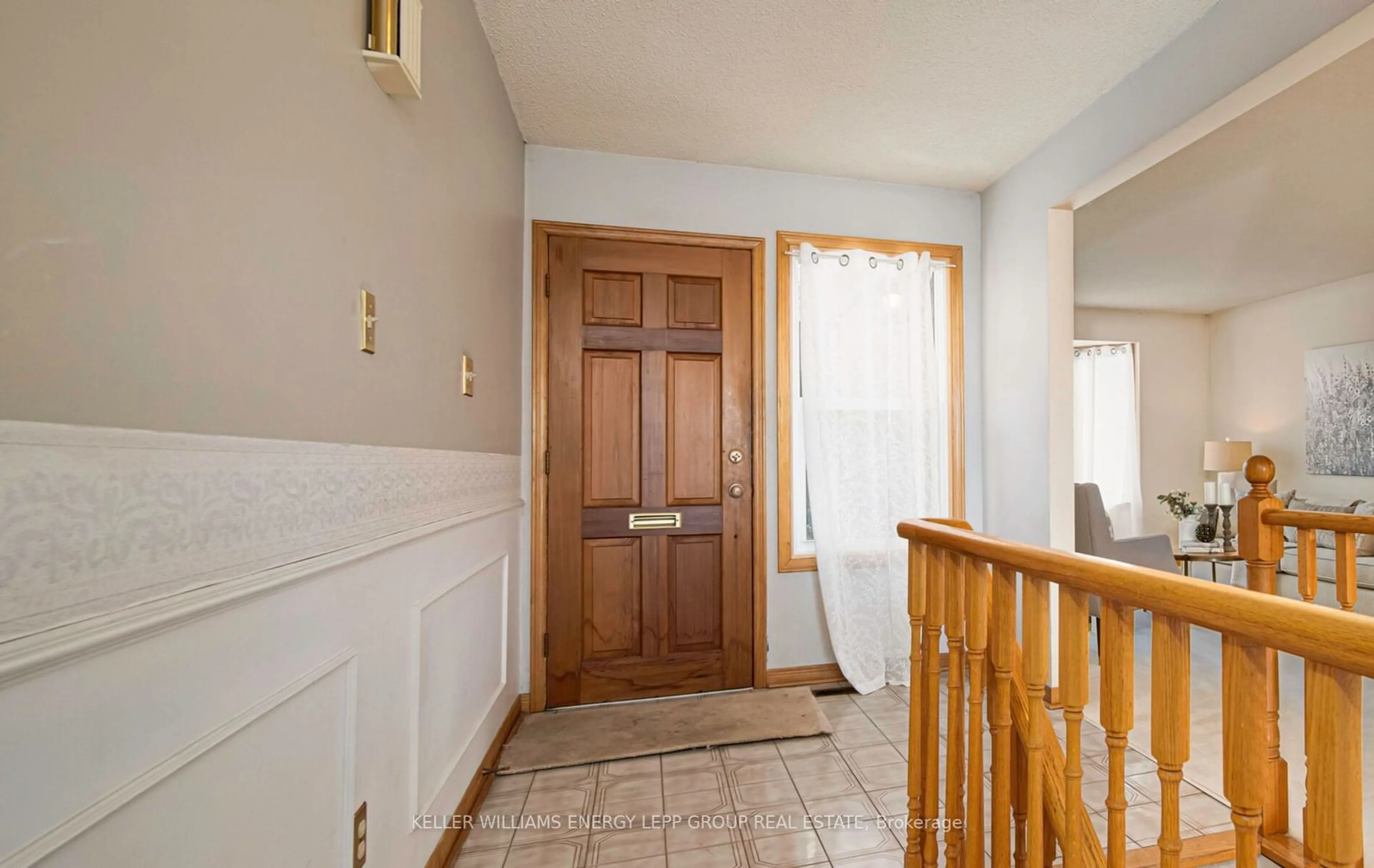 Indoor entryway for 8 Hialeah Cres, Whitby Ontario L1N 6R1