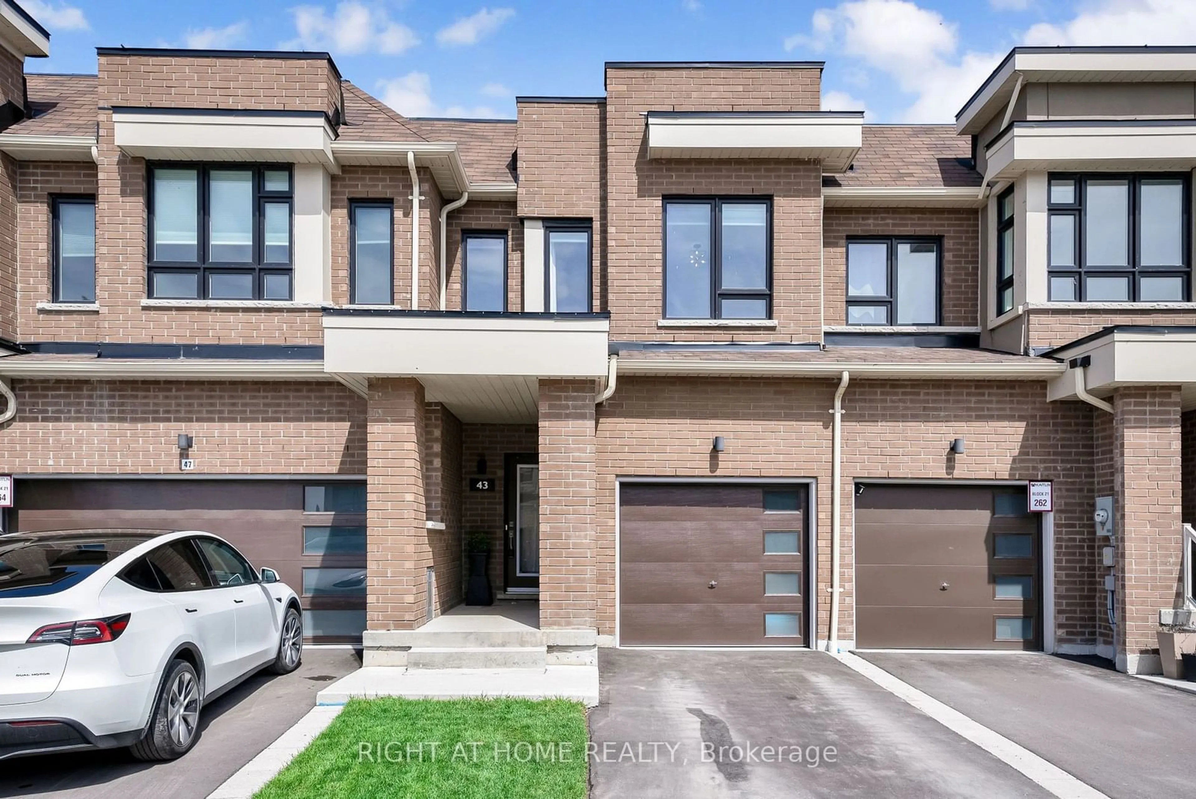 Home with brick exterior material, street for 43 Caspian Sq, Clarington Ontario L1C 7G3