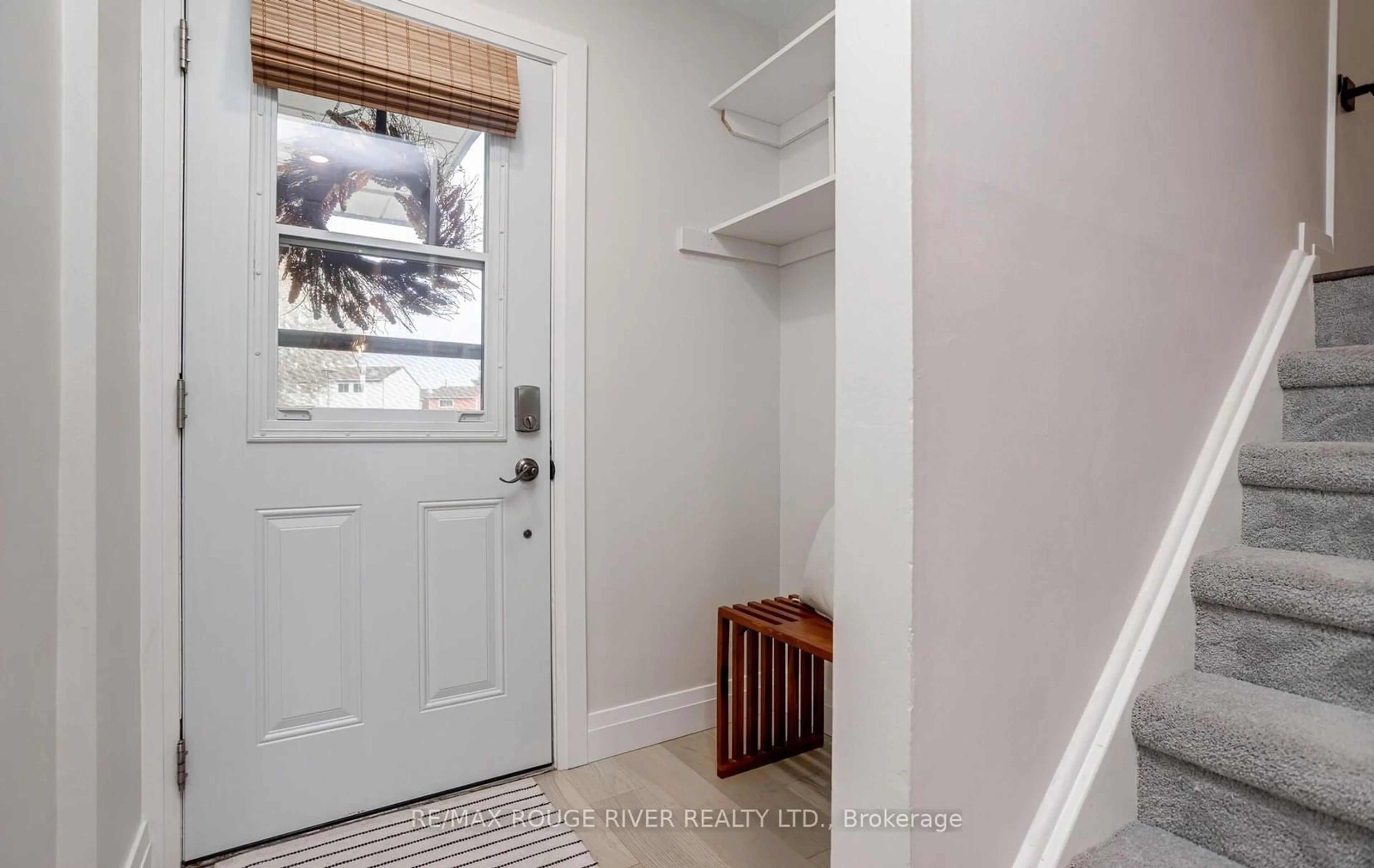 Indoor entryway for 72 Martin Rd #5, Clarington Ontario L1C 3N3