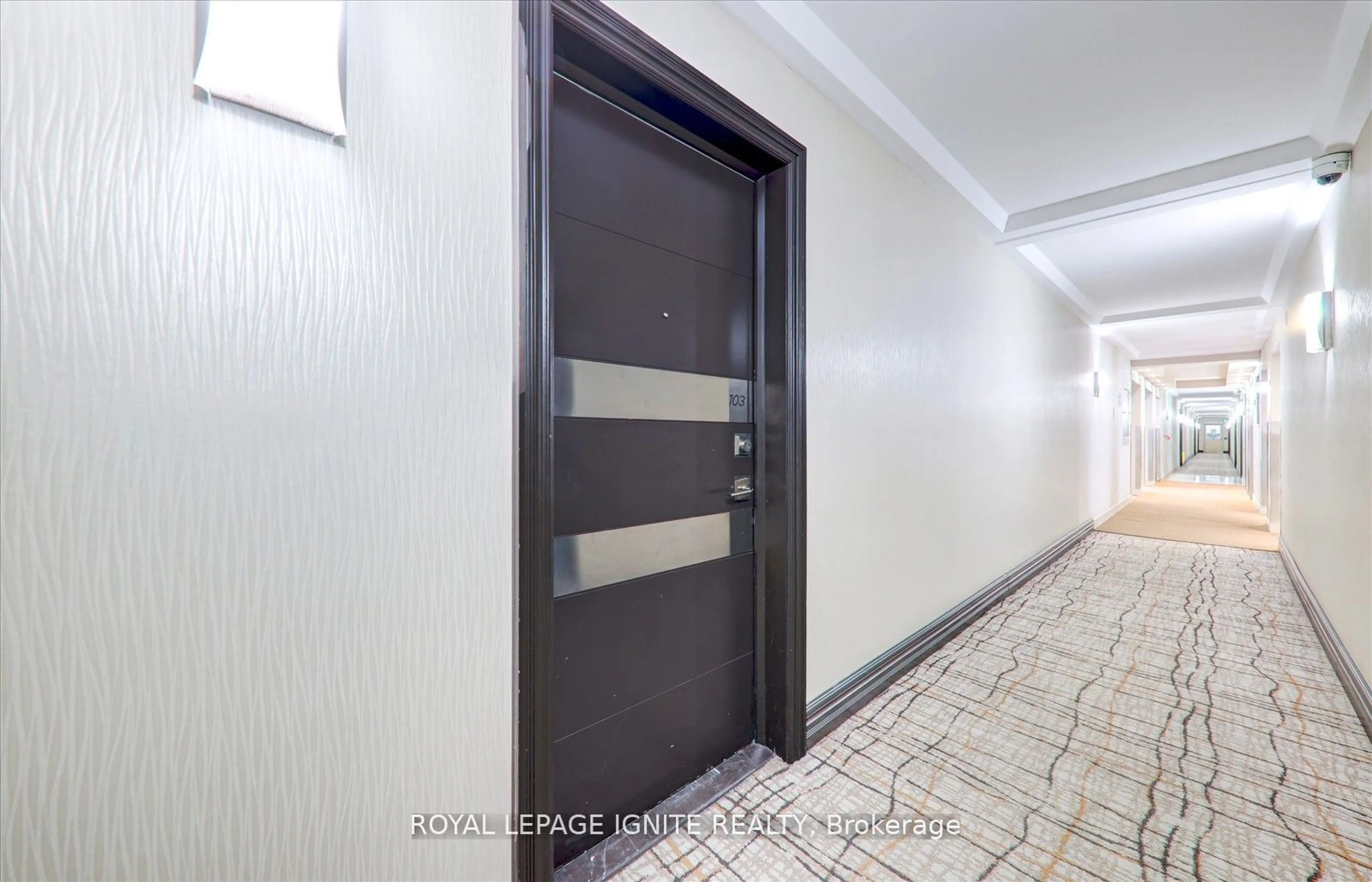 Indoor foyer for 2 Glamorgan Ave #103, Toronto Ontario M1P 2M8