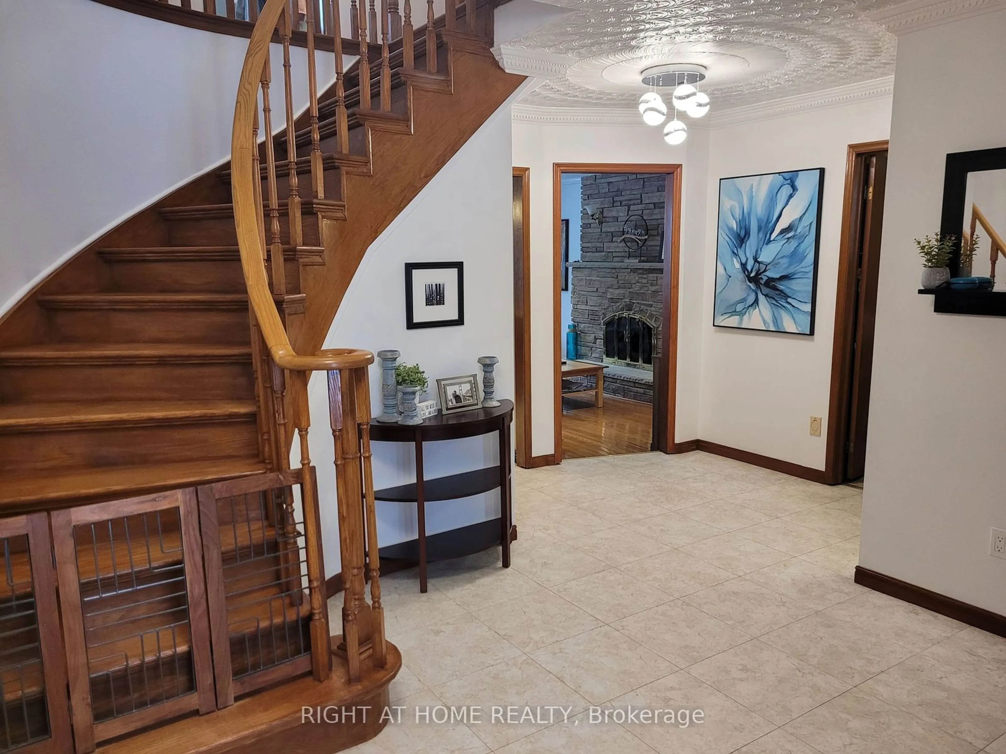 Indoor foyer for 436 Labrador Dr, Oshawa Ontario L1H 7E9