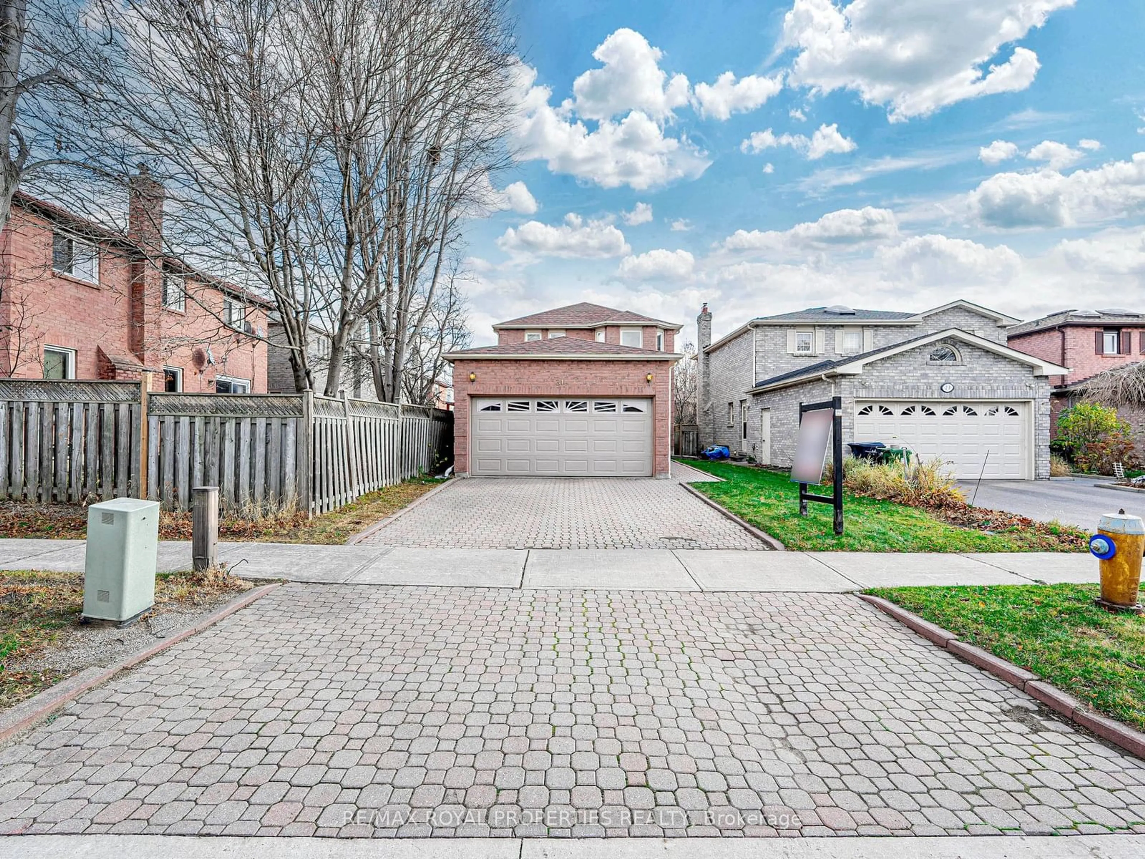 A pic from outside/outdoor area/front of a property/back of a property/a pic from drone, street for 31 Orleans Dr, Toronto Ontario L3S 0E6