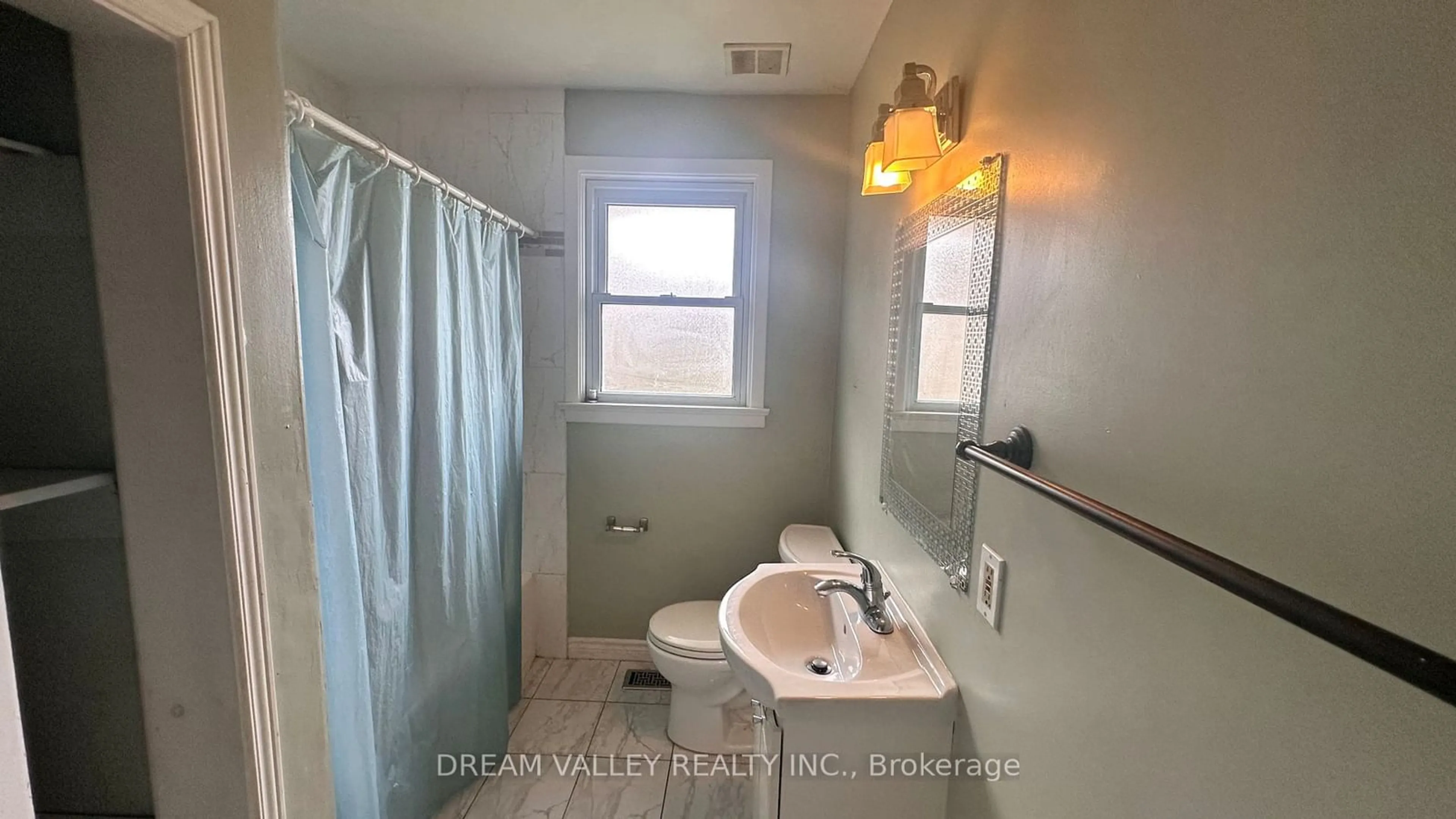 Standard bathroom, ceramic/tile floor for 708 Tennyson Ave, Oshawa Ontario L1H 3K4