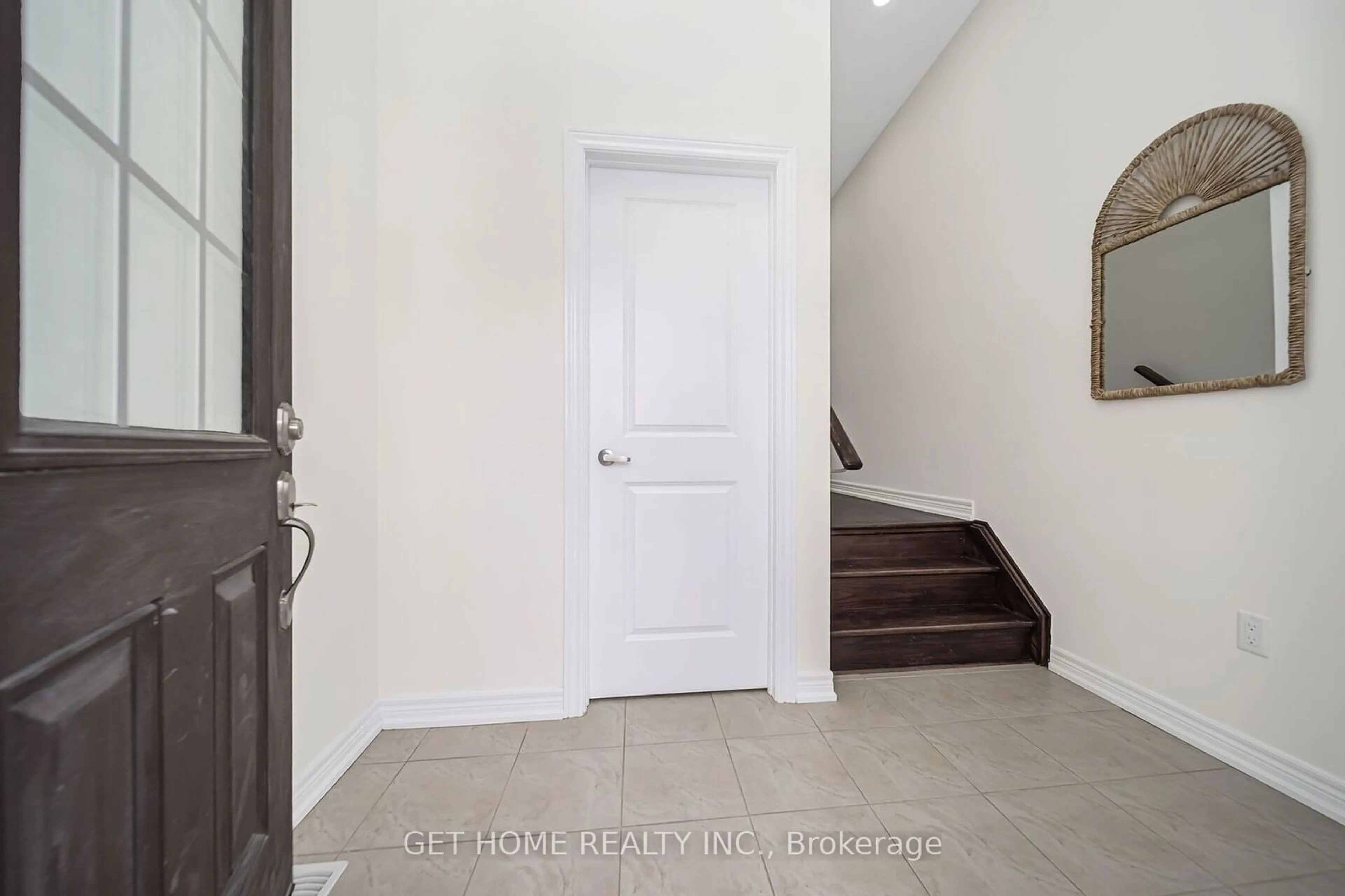 Indoor entryway for 10 Ronald St, Whitby Ontario L1P 0K1