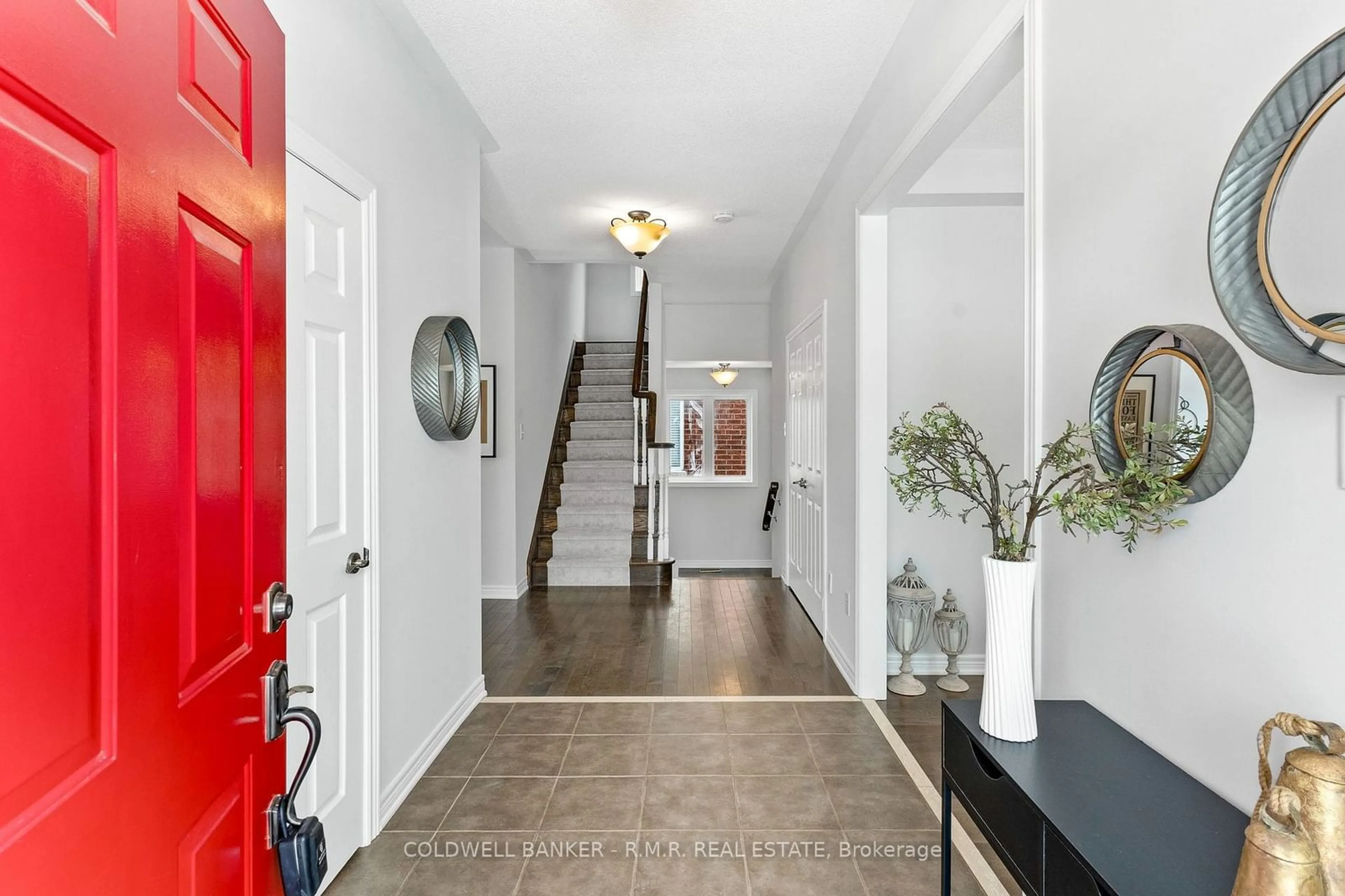 Indoor entryway for 34 Eastgate Circ, Whitby Ontario L1M 2N3