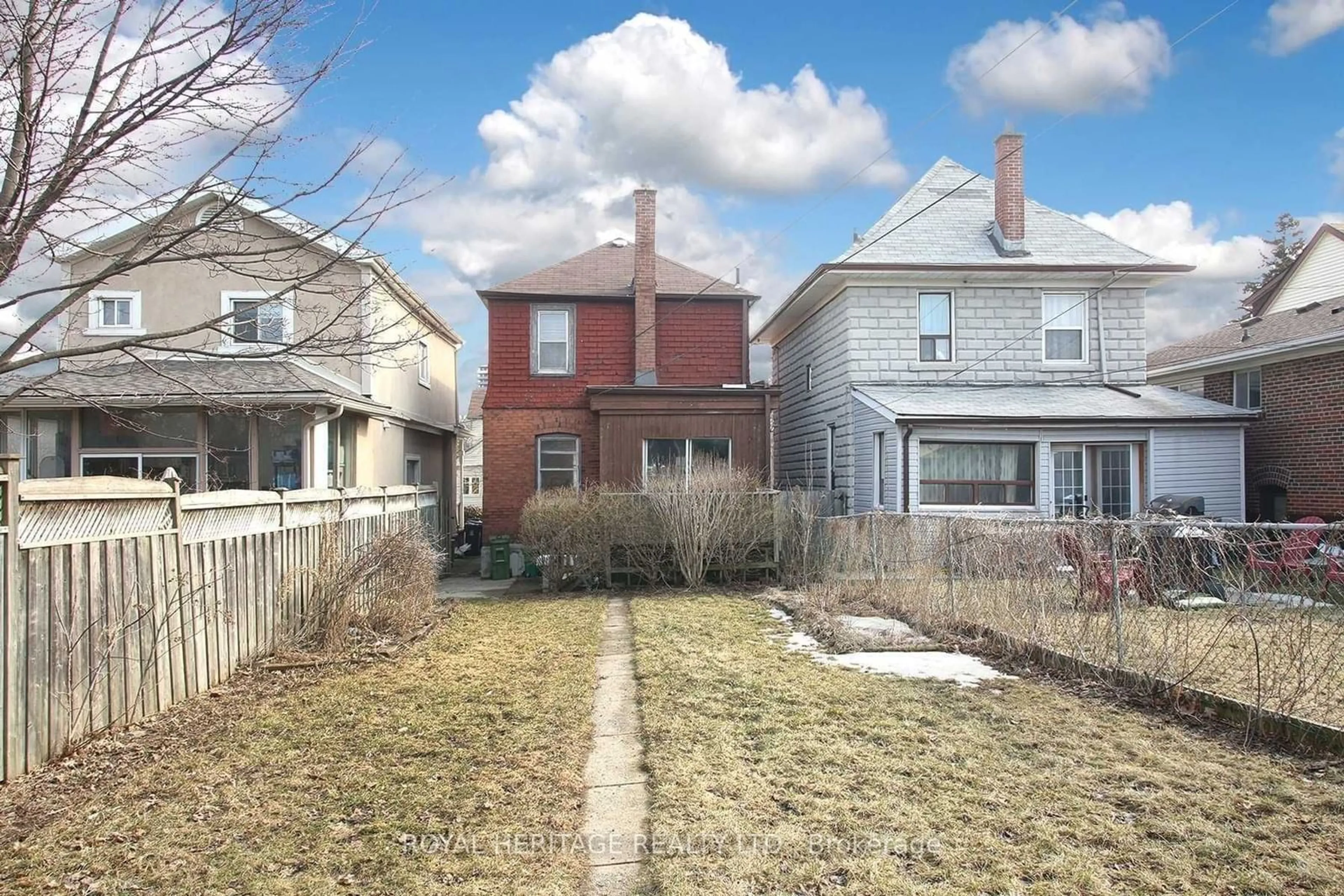 A pic from outside/outdoor area/front of a property/back of a property/a pic from drone, street for 80 Eldon Ave, Toronto Ontario M4C 5G3