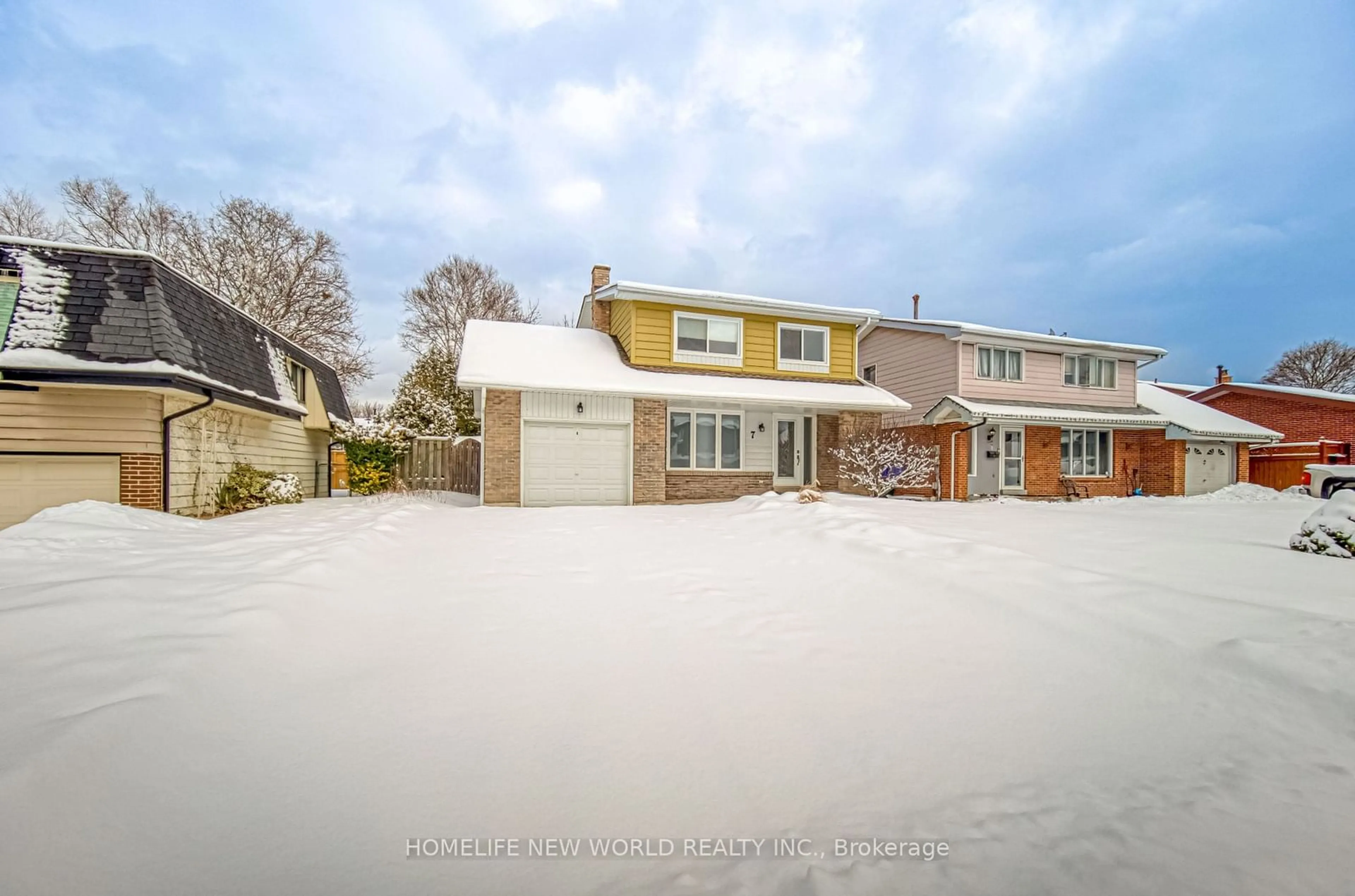 A pic from outside/outdoor area/front of a property/back of a property/a pic from drone, street for 7 Bannerman Crt, Whitby Ontario L1N 5M9