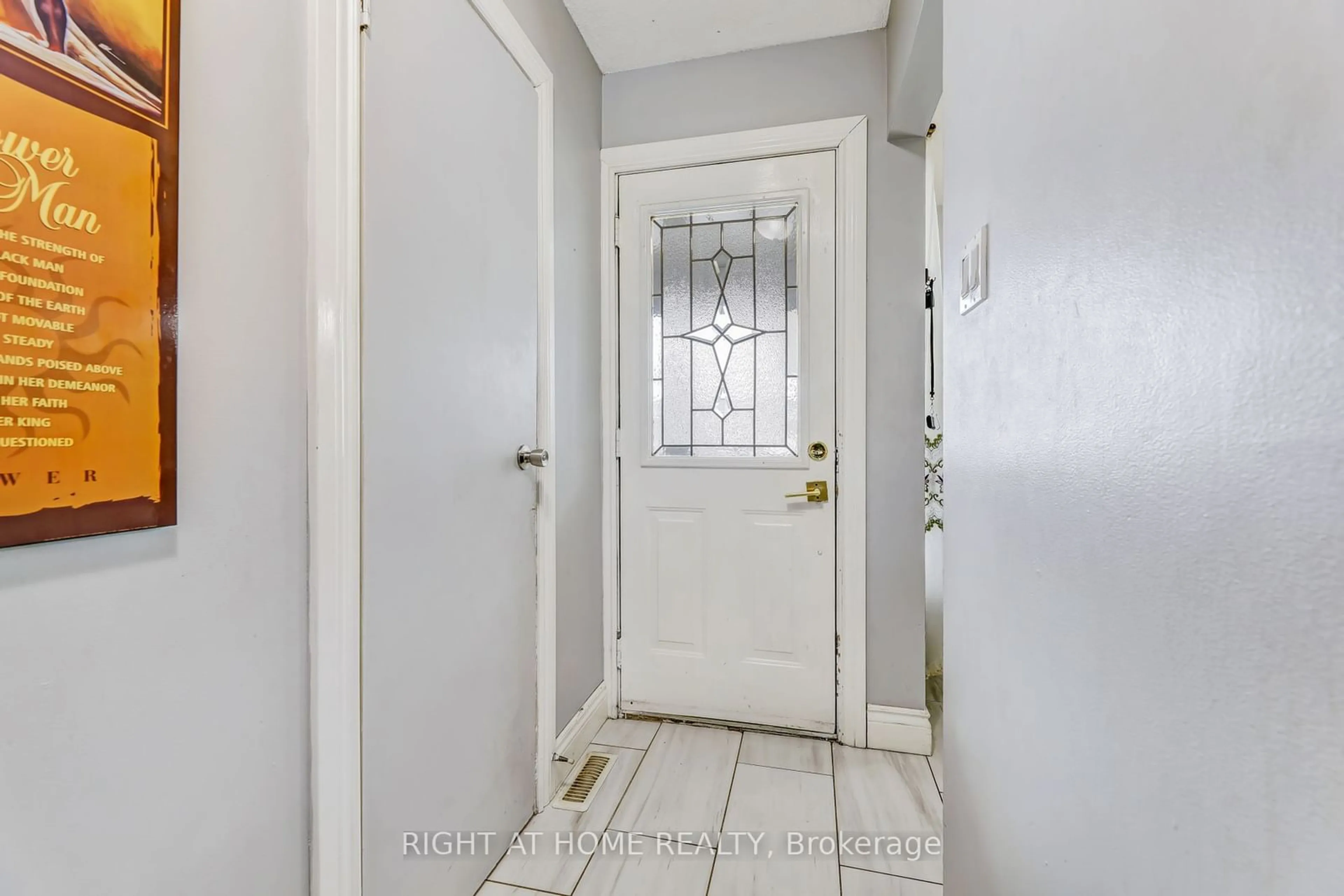 Indoor entryway for 63 Mcknight Dr, Toronto Ontario M1B 2Z4