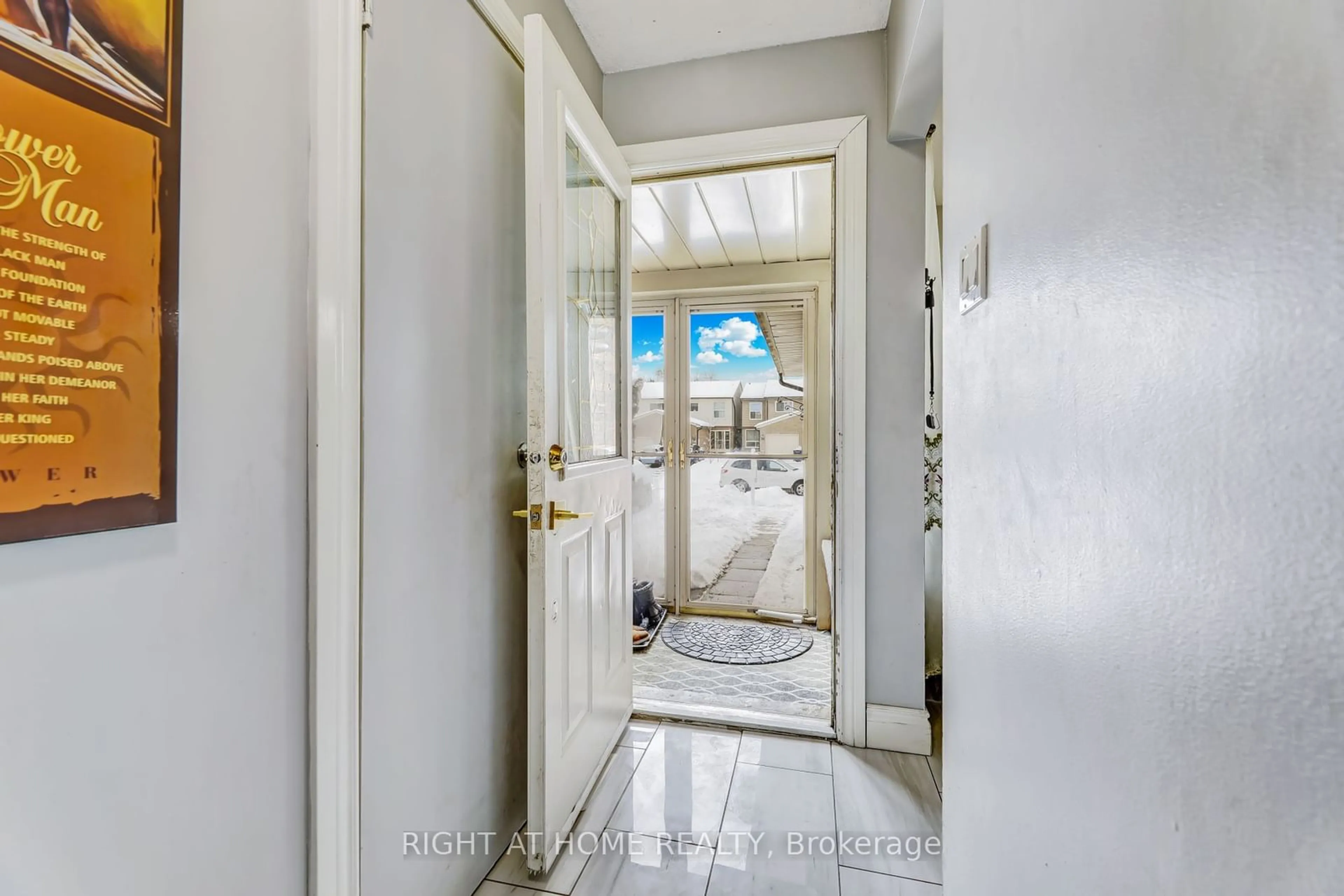 Indoor entryway for 63 Mcknight Dr, Toronto Ontario M1B 2Z4