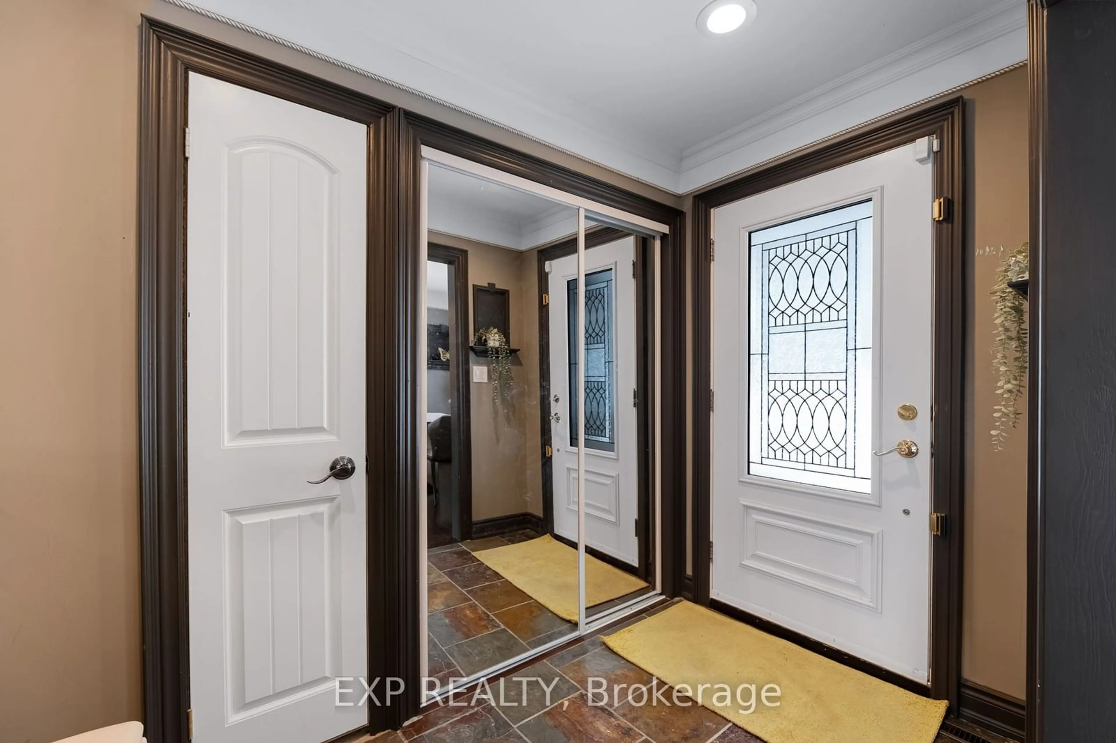 Indoor entryway for 23 Burnview Cres, Toronto Ontario M1H 1B4