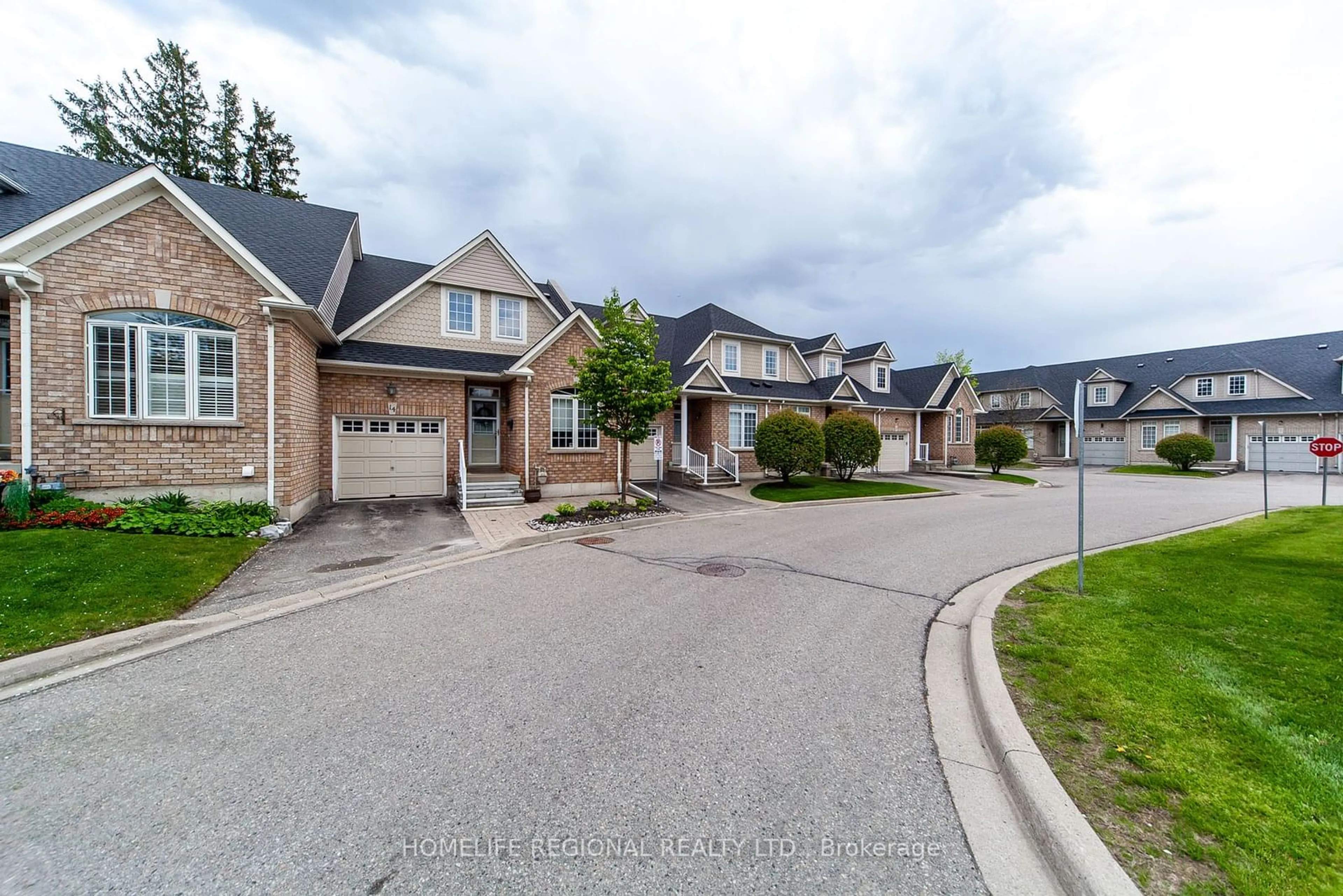 A pic from outside/outdoor area/front of a property/back of a property/a pic from drone, street for 19 Niagara Dr #11, Oshawa Ontario L1G 8G2