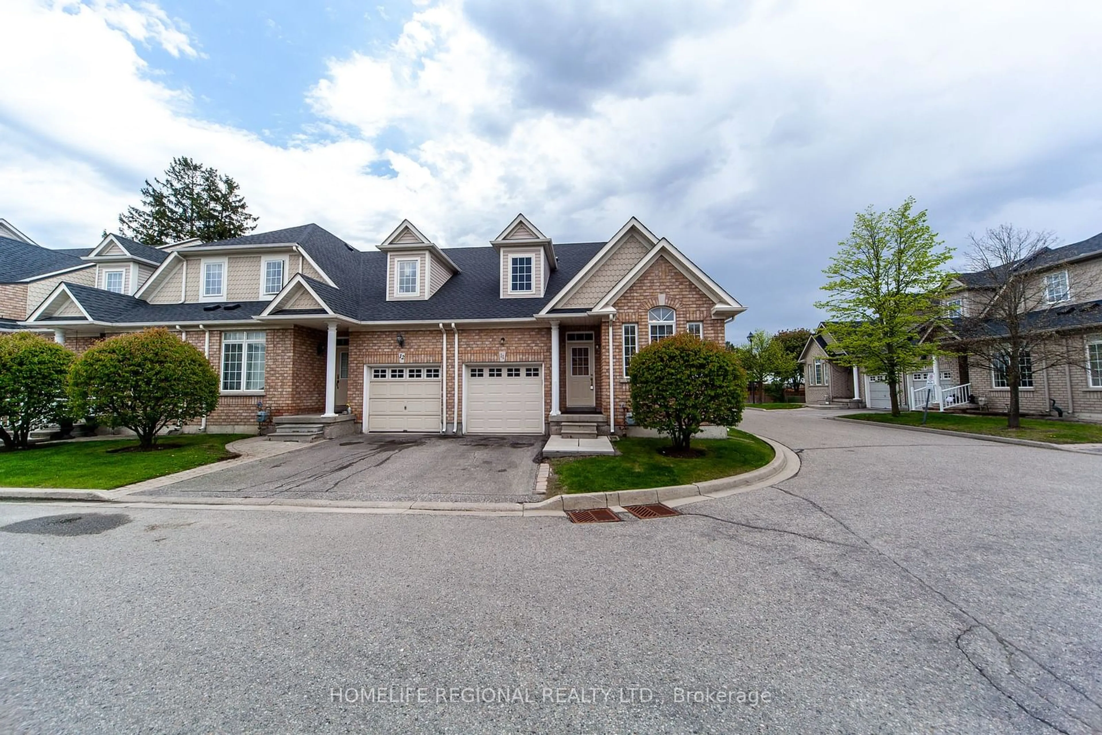 A pic from outside/outdoor area/front of a property/back of a property/a pic from drone, street for 19 Niagara Dr #11, Oshawa Ontario L1G 8G2