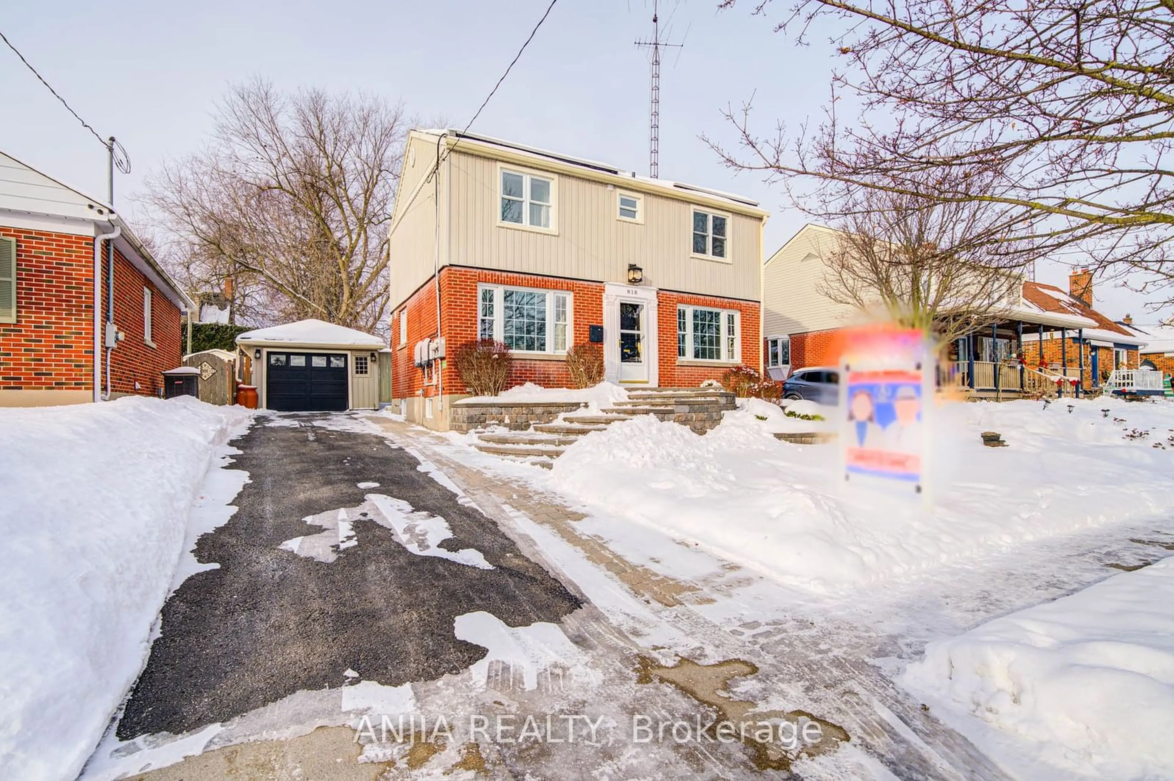 A pic from outside/outdoor area/front of a property/back of a property/a pic from drone, street for 818 Masson St, Oshawa Ontario L1G 5A9