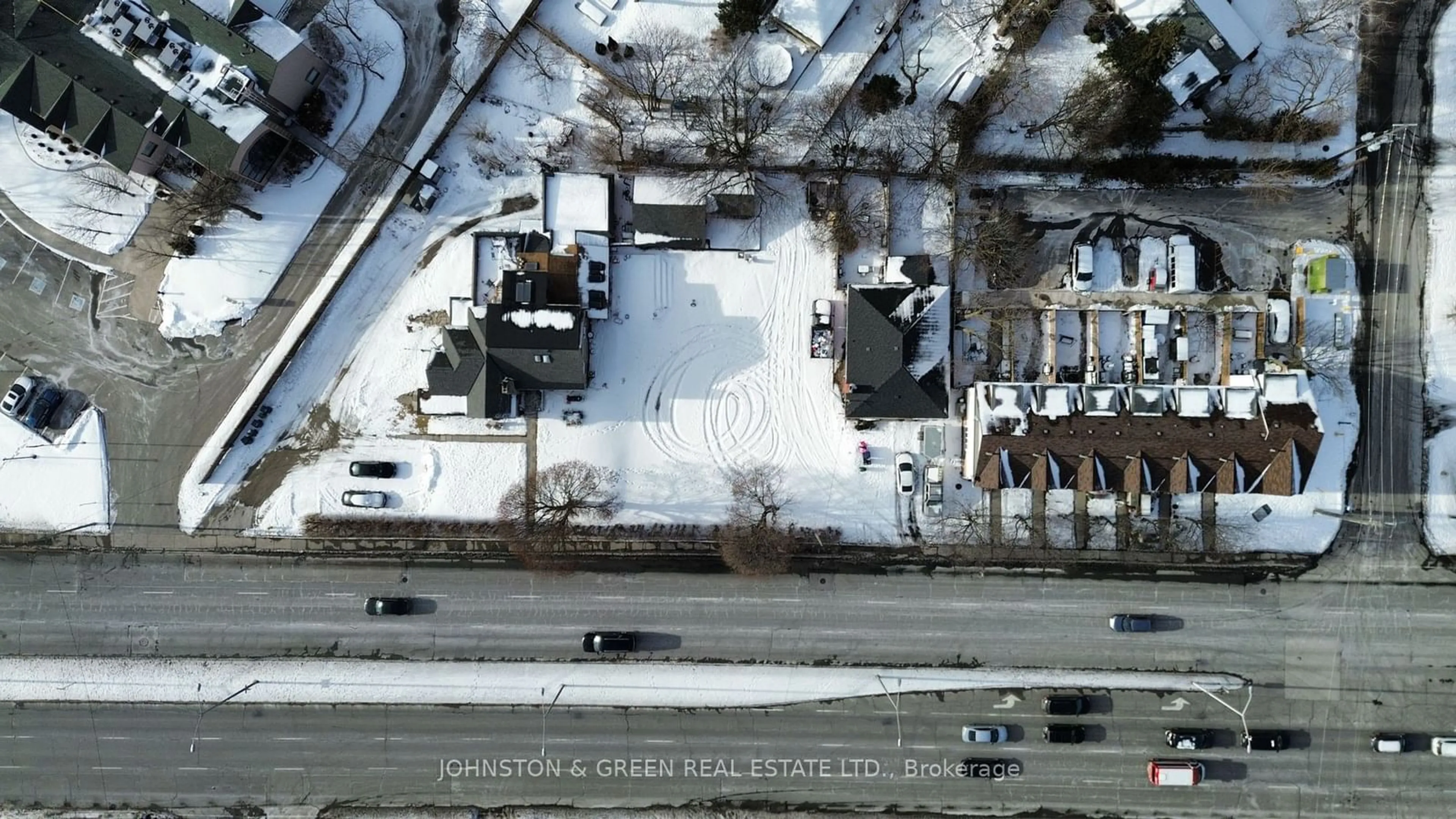 A pic from outside/outdoor area/front of a property/back of a property/a pic from drone, street for 2906 -2910 Kingston Rd, Toronto Ontario M1M 1N5