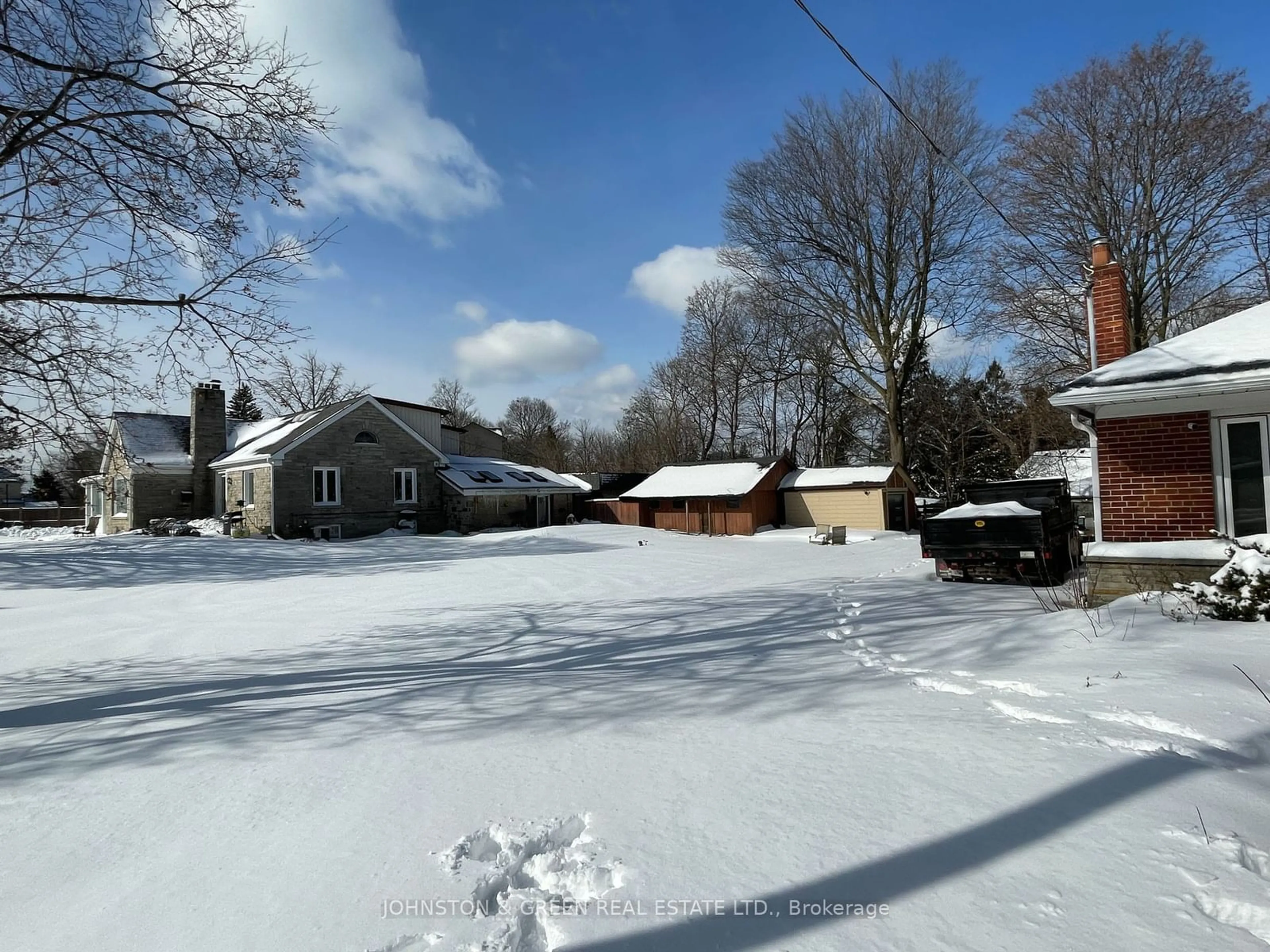 A pic from outside/outdoor area/front of a property/back of a property/a pic from drone, street for 2906 -2910 Kingston Rd, Toronto Ontario M1M 1N5