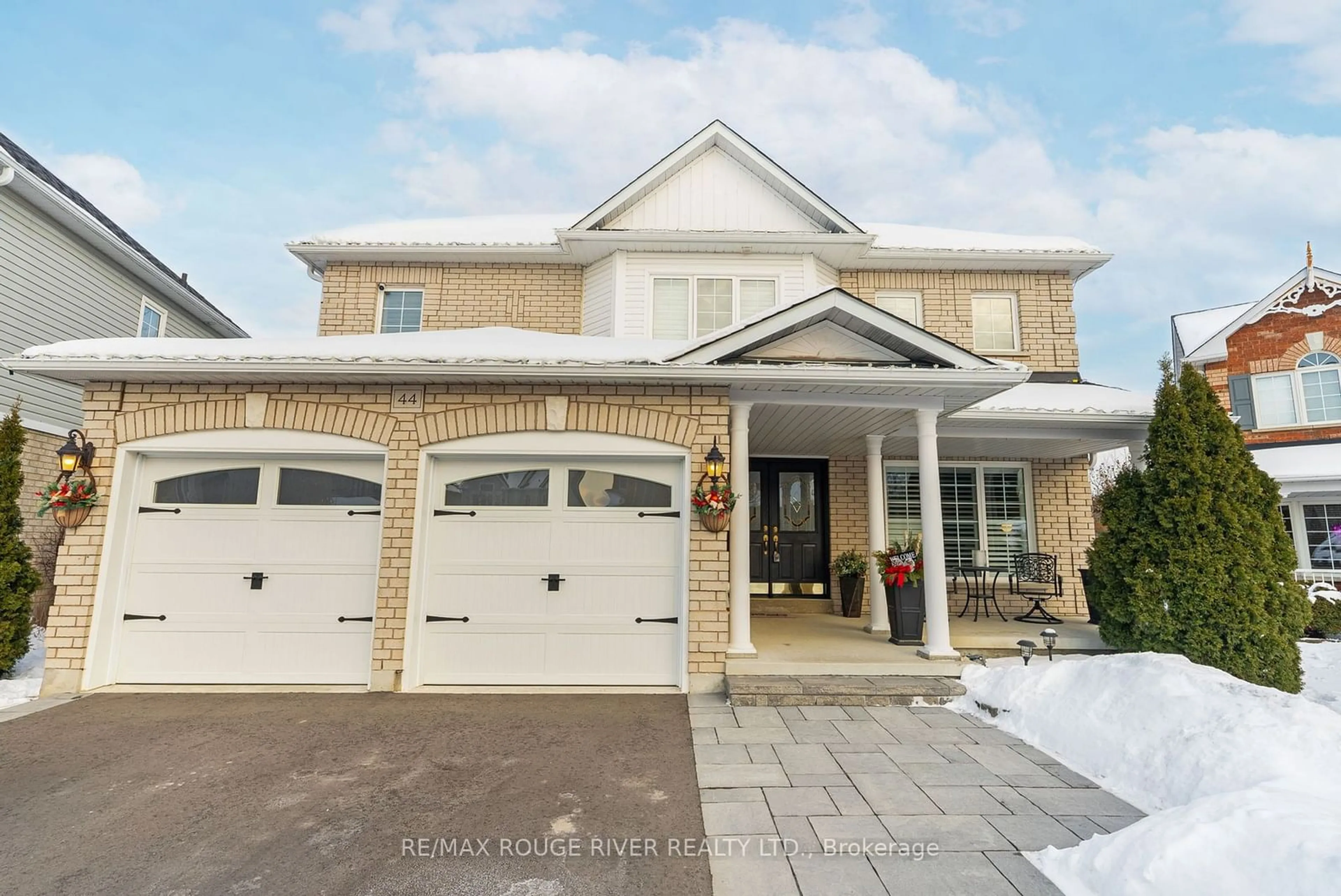 Home with brick exterior material, street for 44 Knightsbridge Crt, Whitby Ontario L1R 2S7