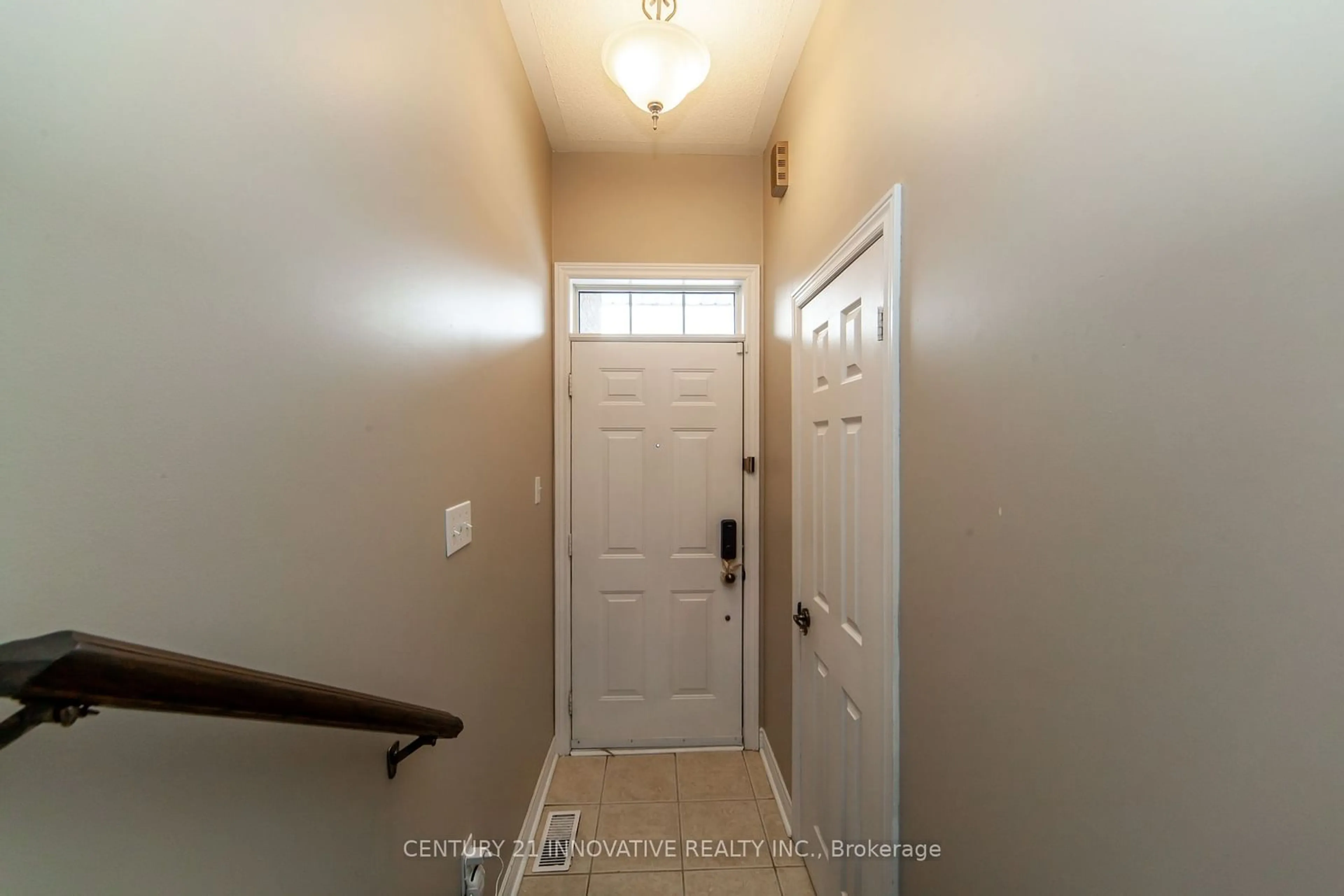 Indoor entryway for 18 Gateway Crt, Whitby Ontario L1R 3M9