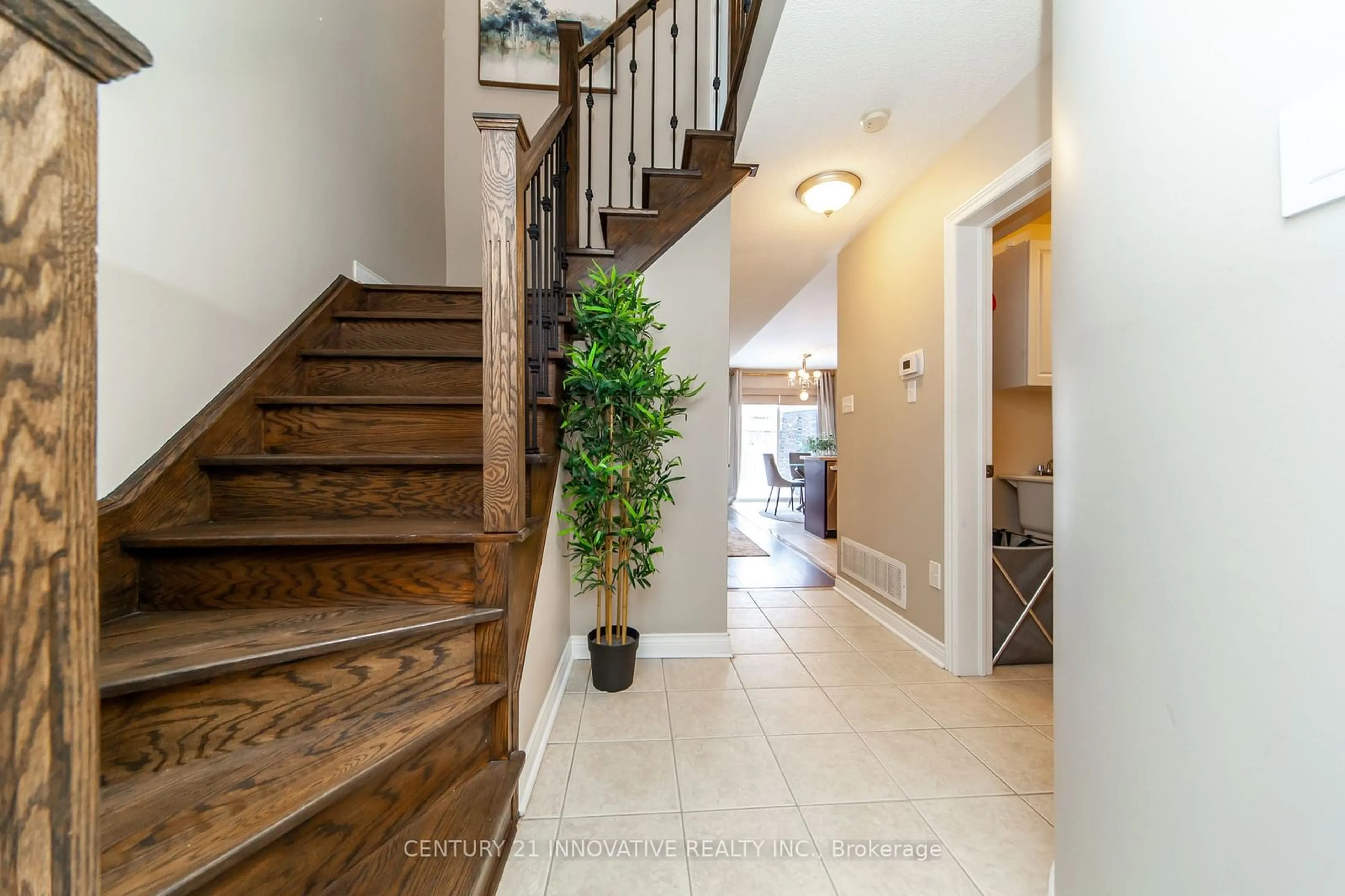 Indoor entryway for 18 Gateway Crt, Whitby Ontario L1R 3M9