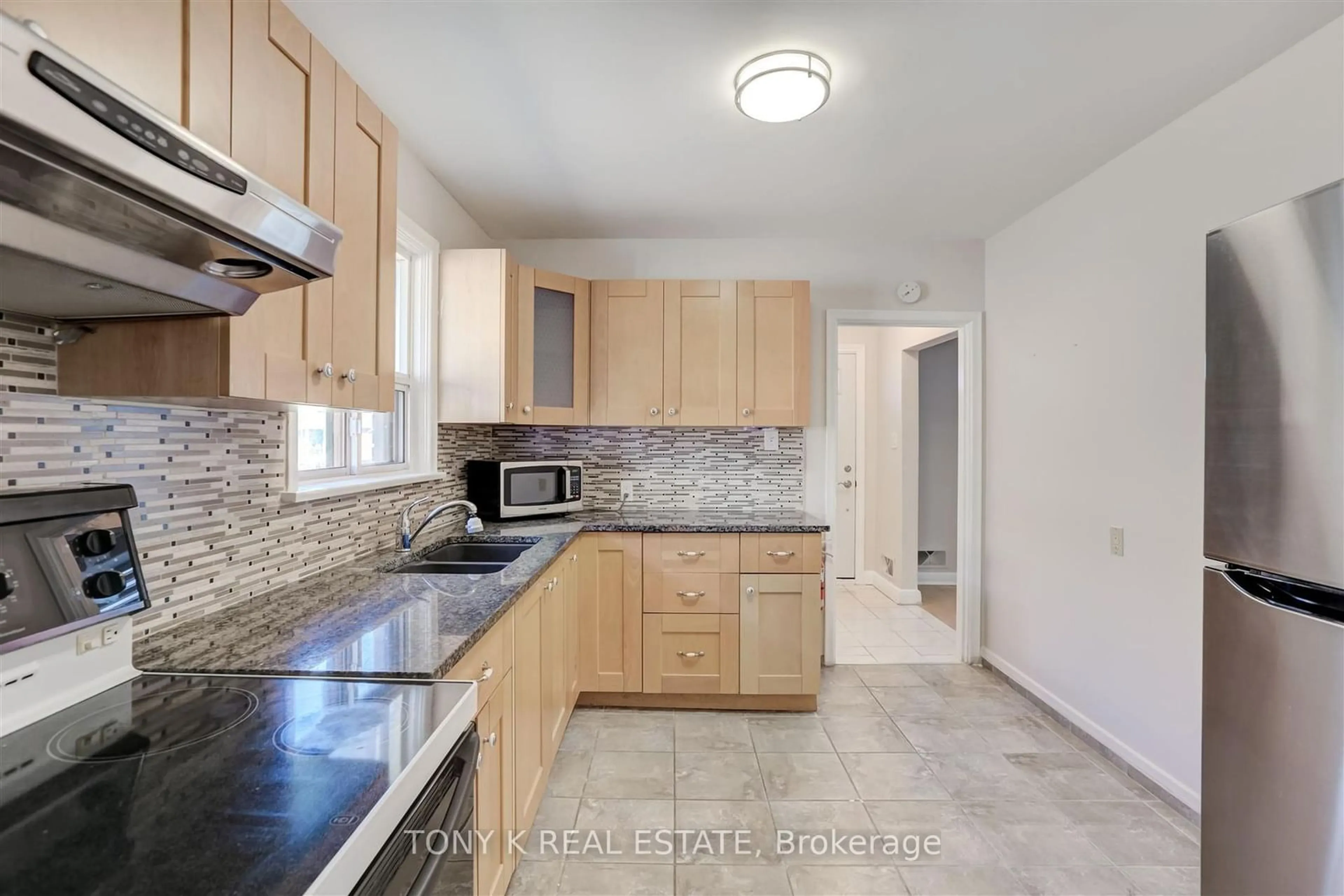 Standard kitchen, ceramic/tile floor for 39 Century Dr, Toronto Ontario M1K 4J7