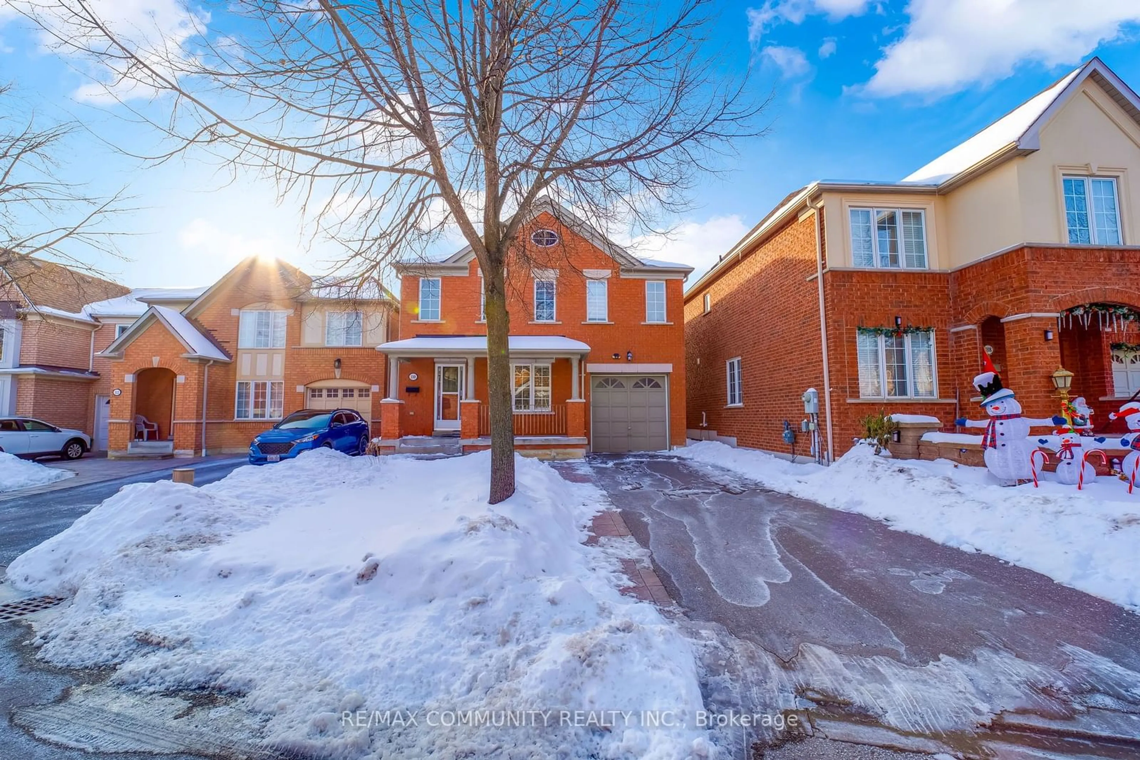 A pic from outside/outdoor area/front of a property/back of a property/a pic from drone, street for 110 Mcsweeney Cres, Ajax Ontario L1T 4G3