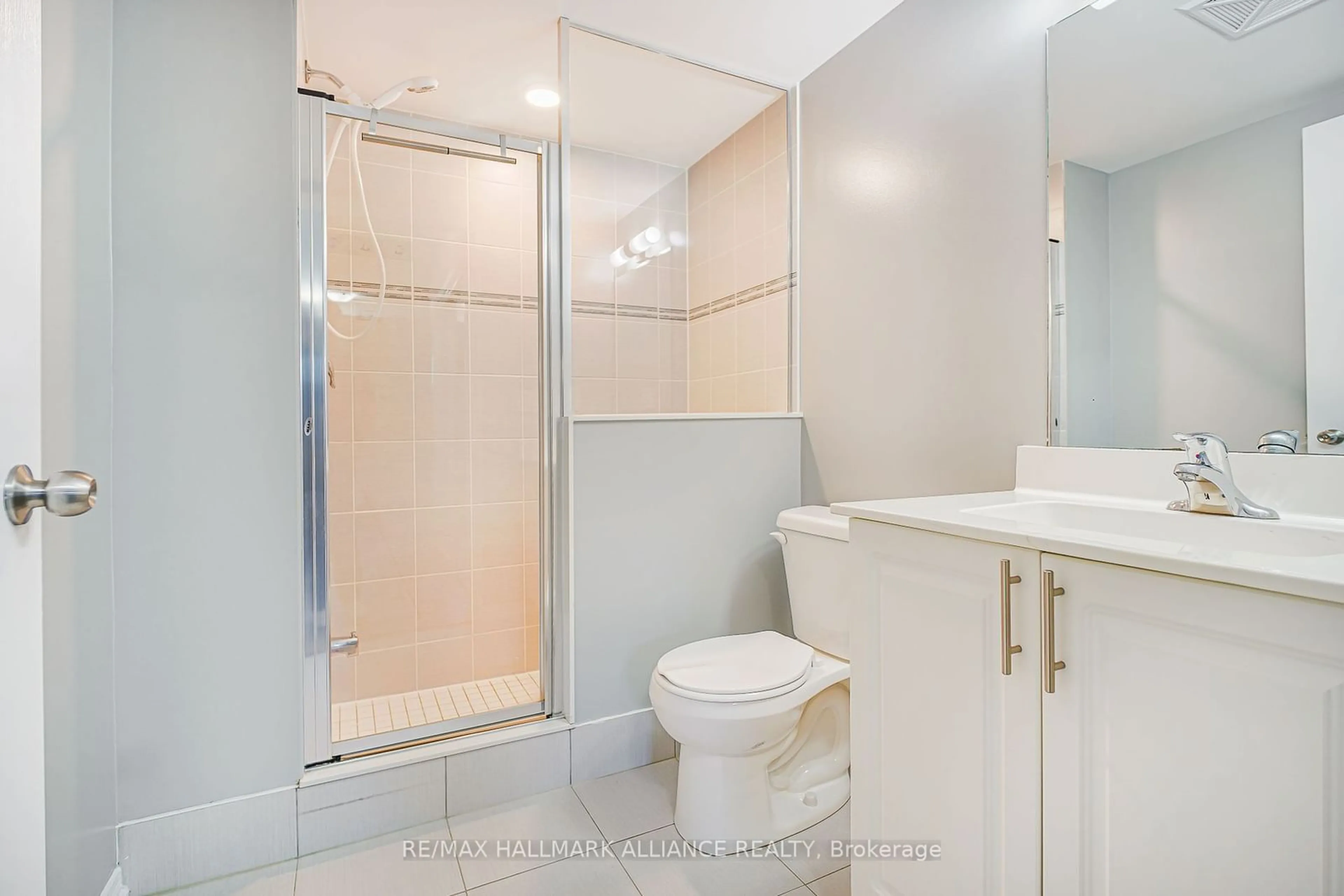 Standard bathroom, ceramic/tile floor for 8835 Sheppard Ave #111, Toronto Ontario M1B 0E3