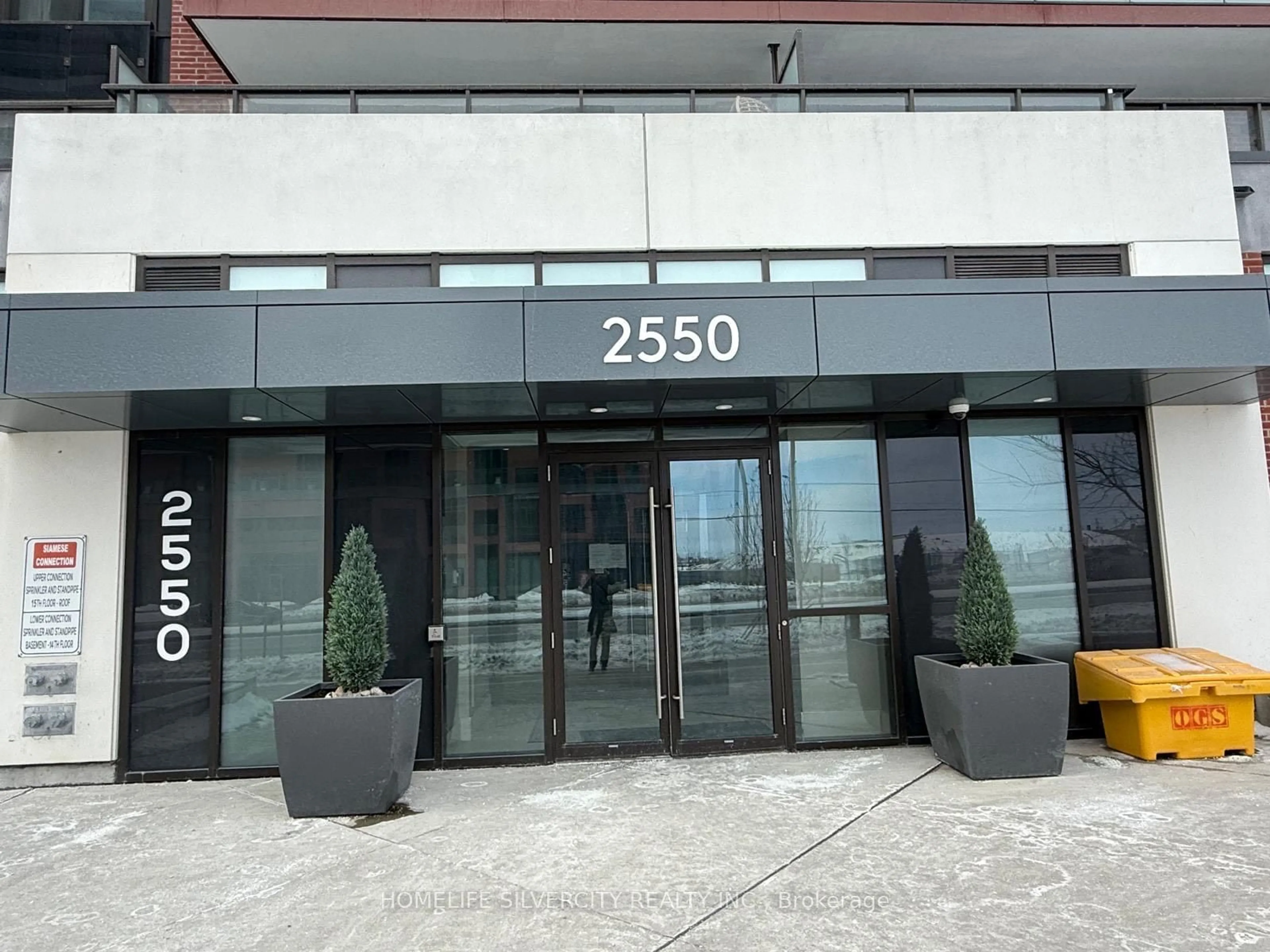 Indoor foyer for 2550 Simcoe St #1702, Oshawa Ontario L1L 0R5